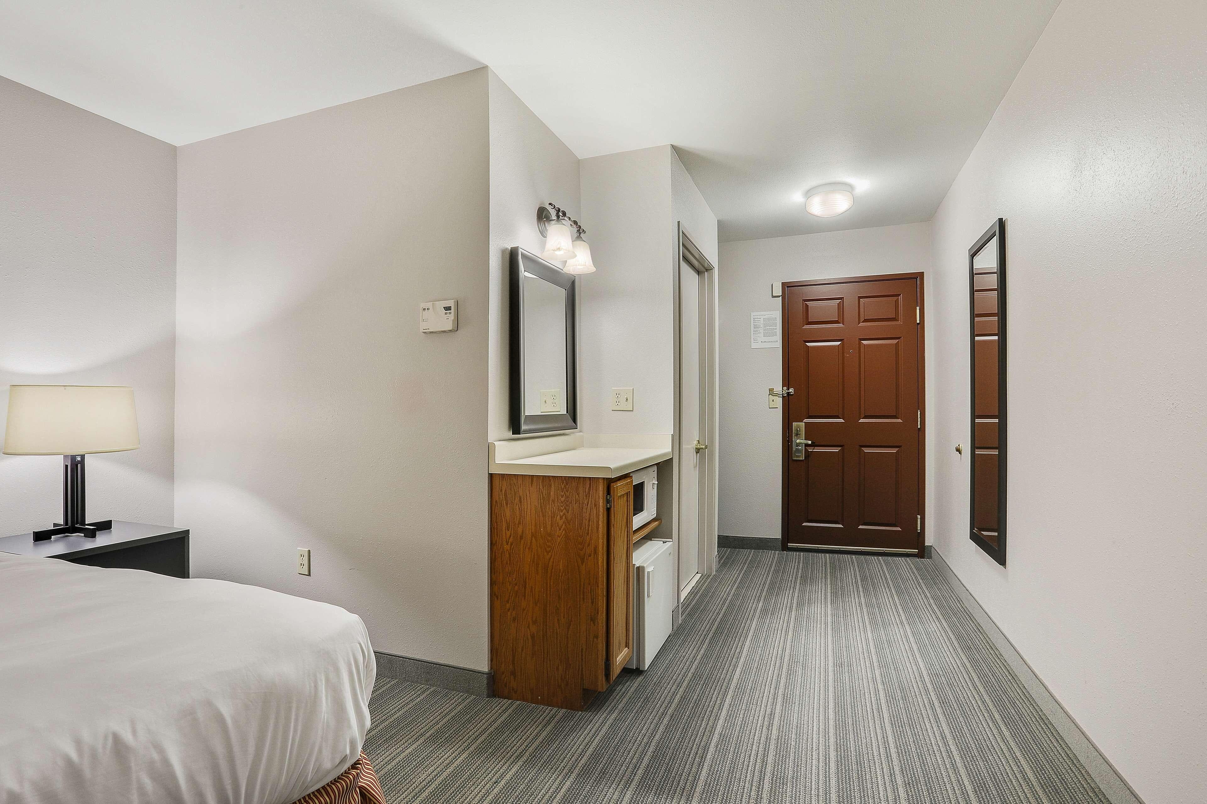 Country Inn & Suites by Radisson, Green Bay, WI - Image 5
