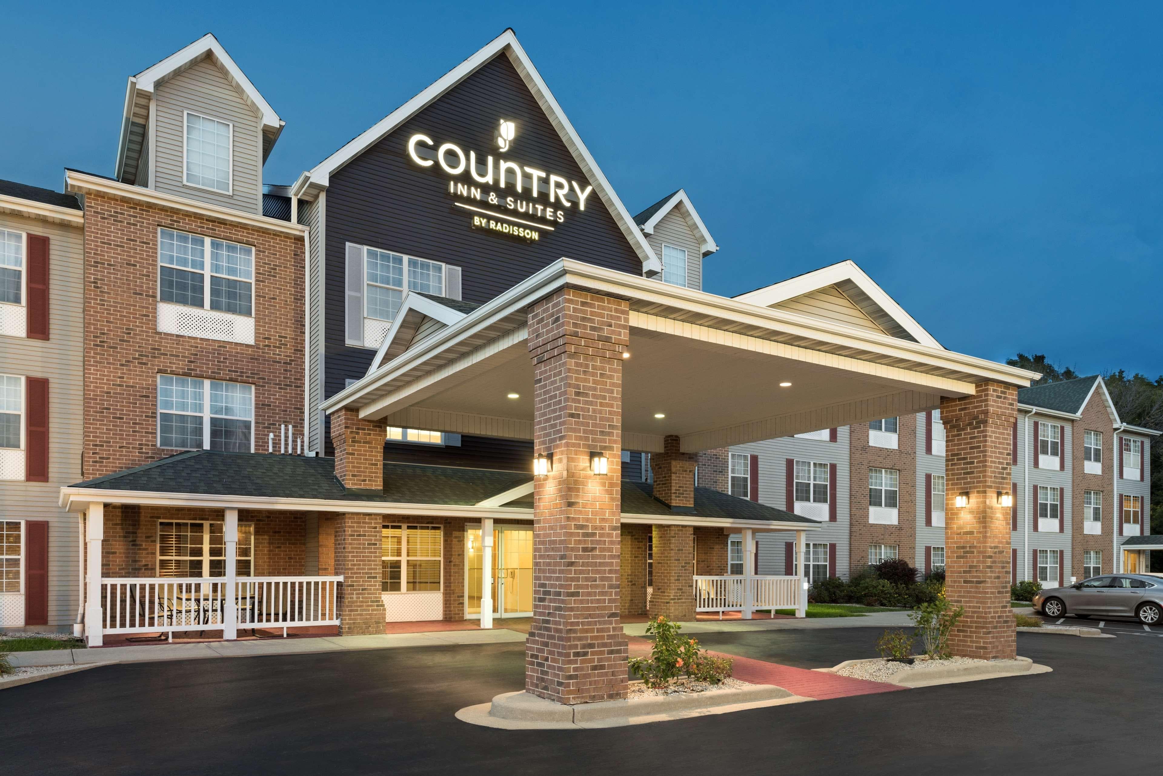 Country Inn & Suites by Radisson, Milwaukee Airport, WI - Image 1
