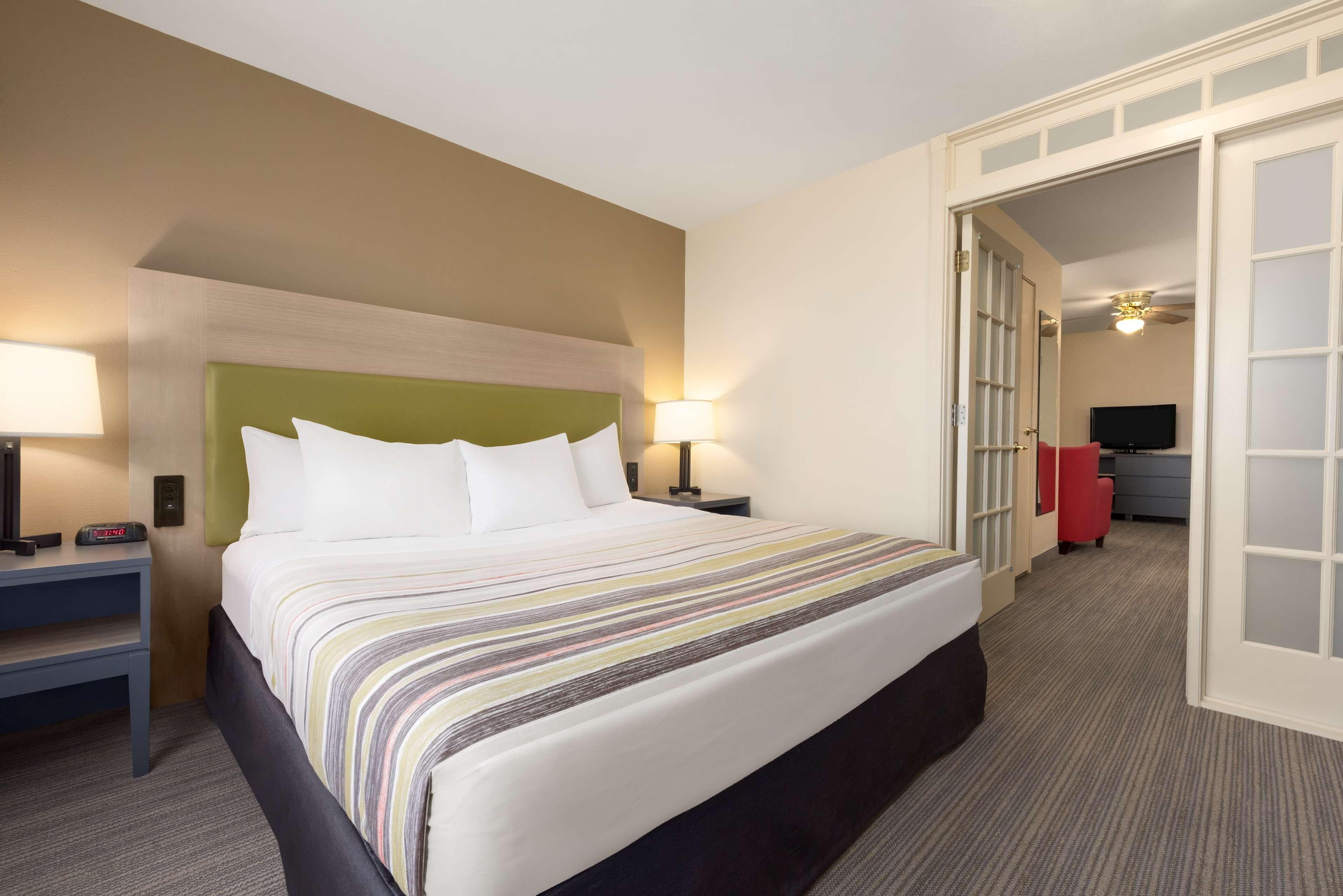 Country Inn & Suites by Radisson, Milwaukee Airport, WI - Image 2