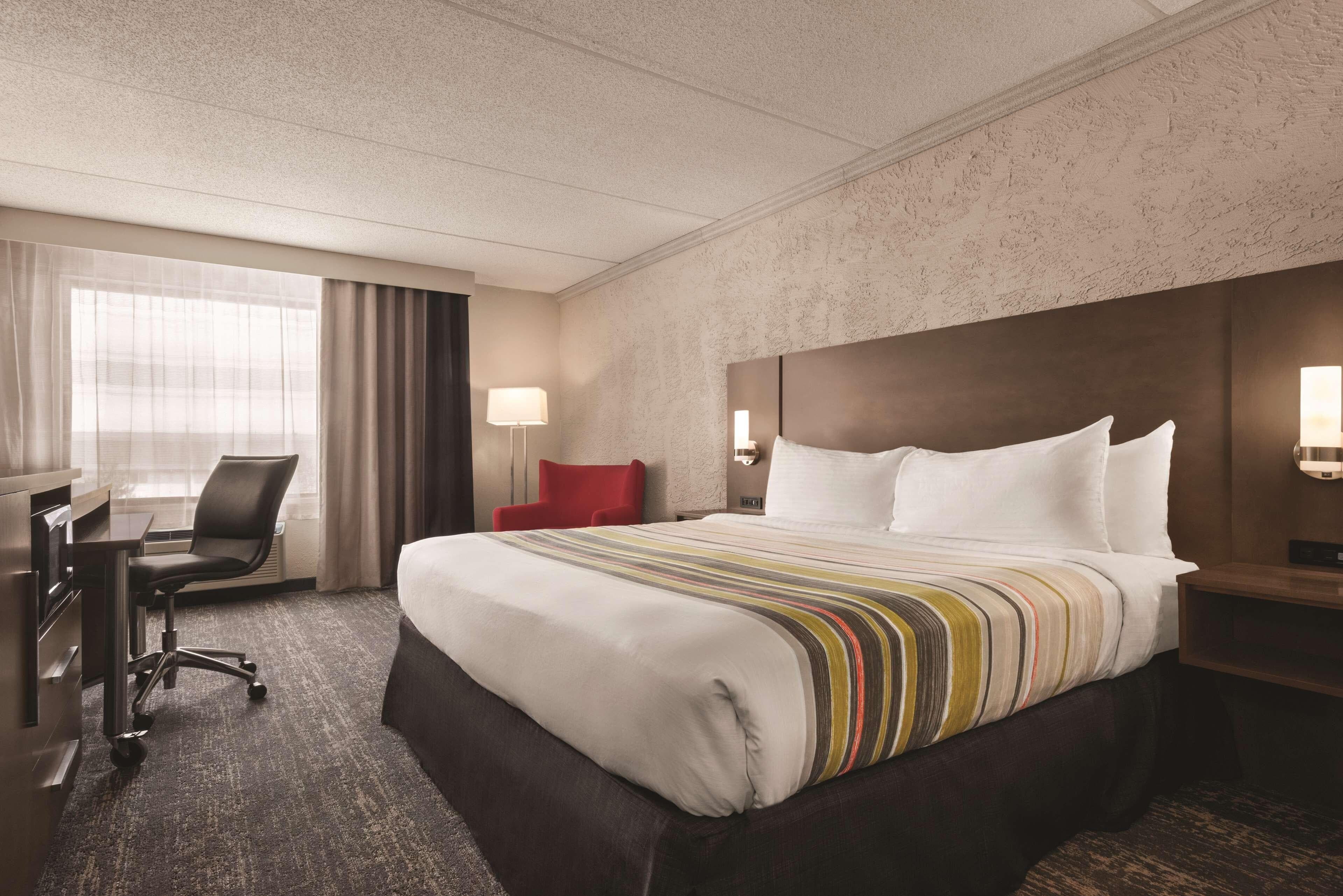 Country Inn & Suites by Radisson, Mt. Pleasant-Racine West, WI - Image 2