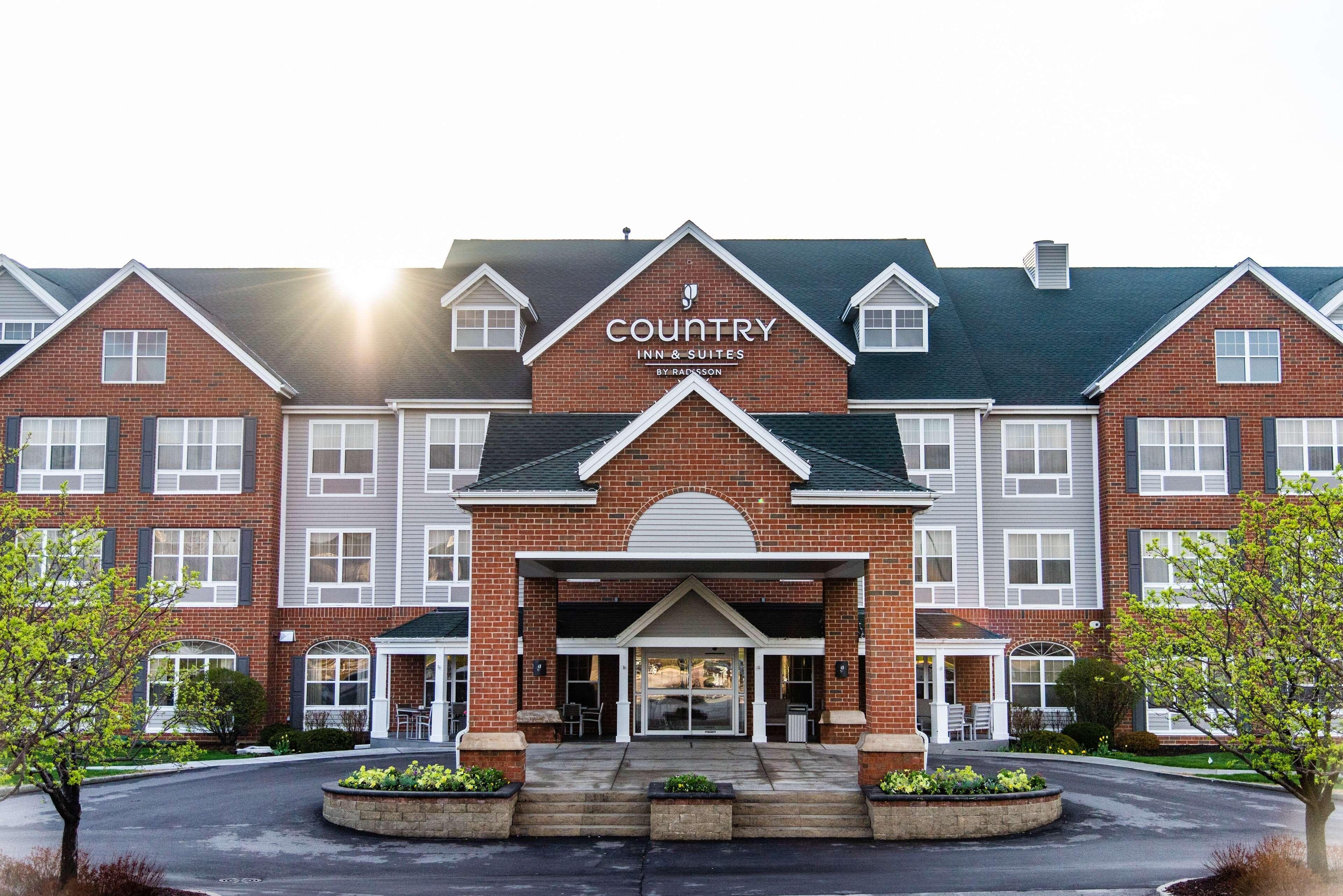 Country Inn & Suites by Radisson, Milwaukee West (Brookfield), WI - Image 1
