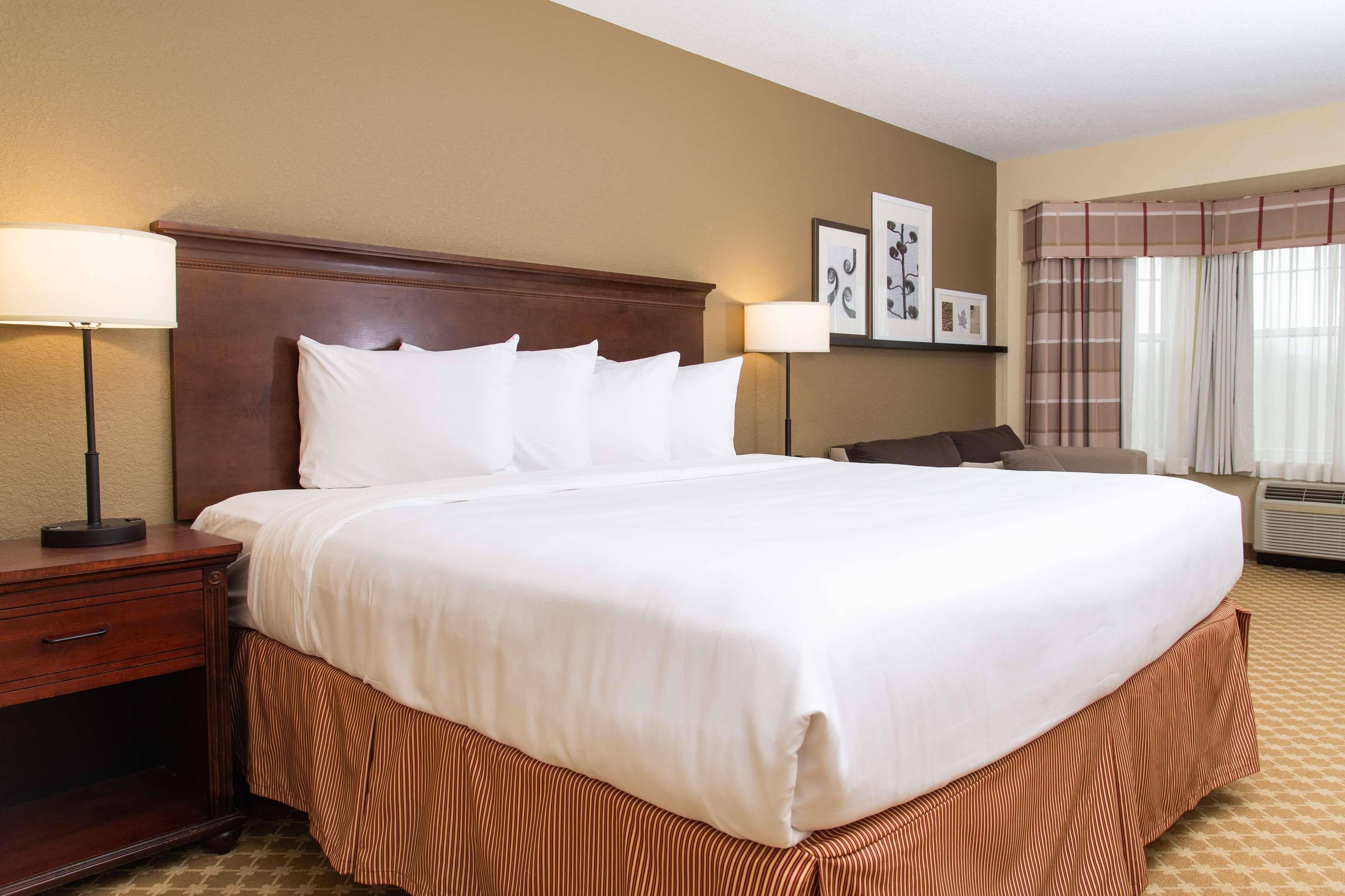 Country Inn & Suites by Radisson, Milwaukee West (Brookfield), WI - Image 2