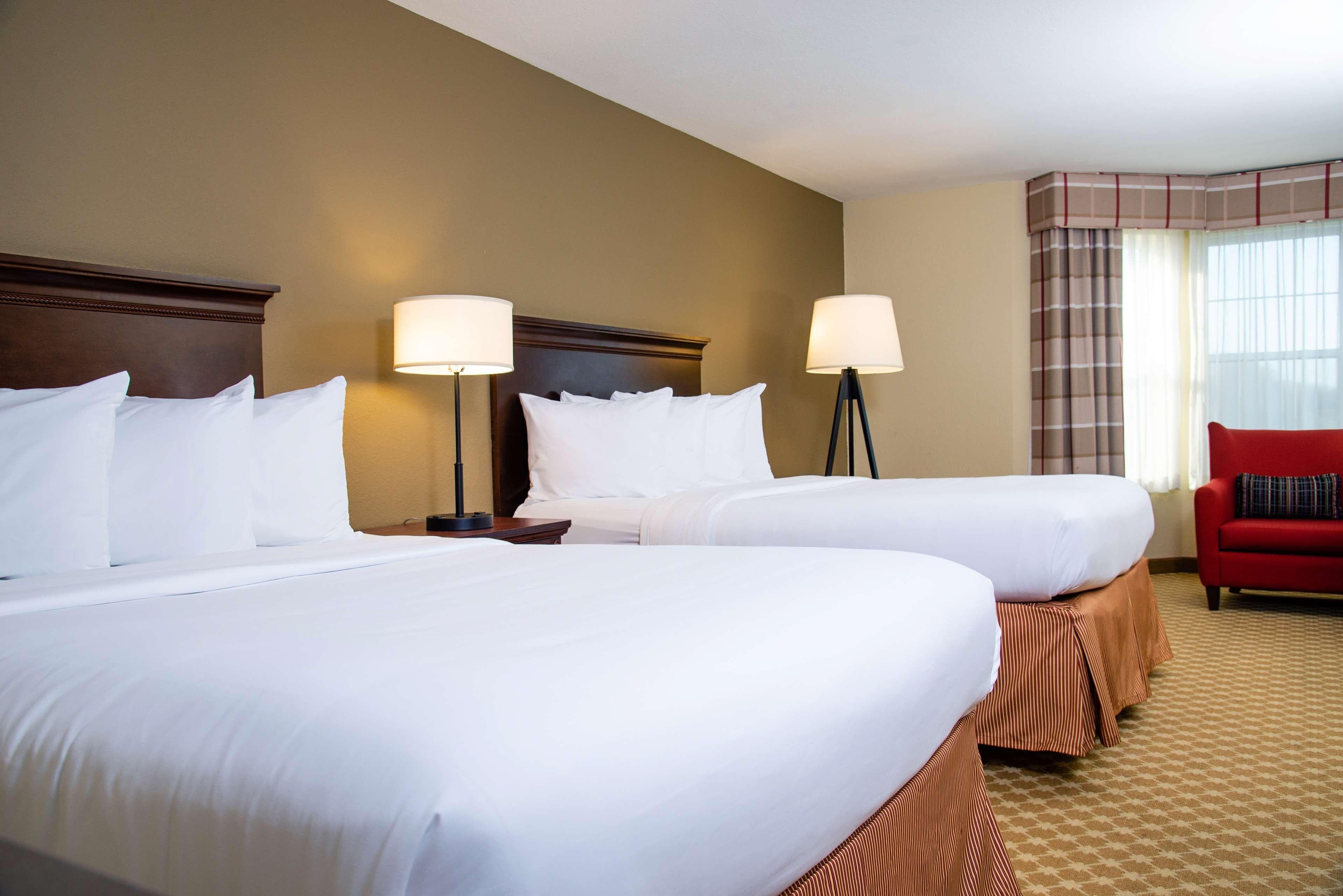 Country Inn & Suites by Radisson, Milwaukee West (Brookfield), WI - Image 4
