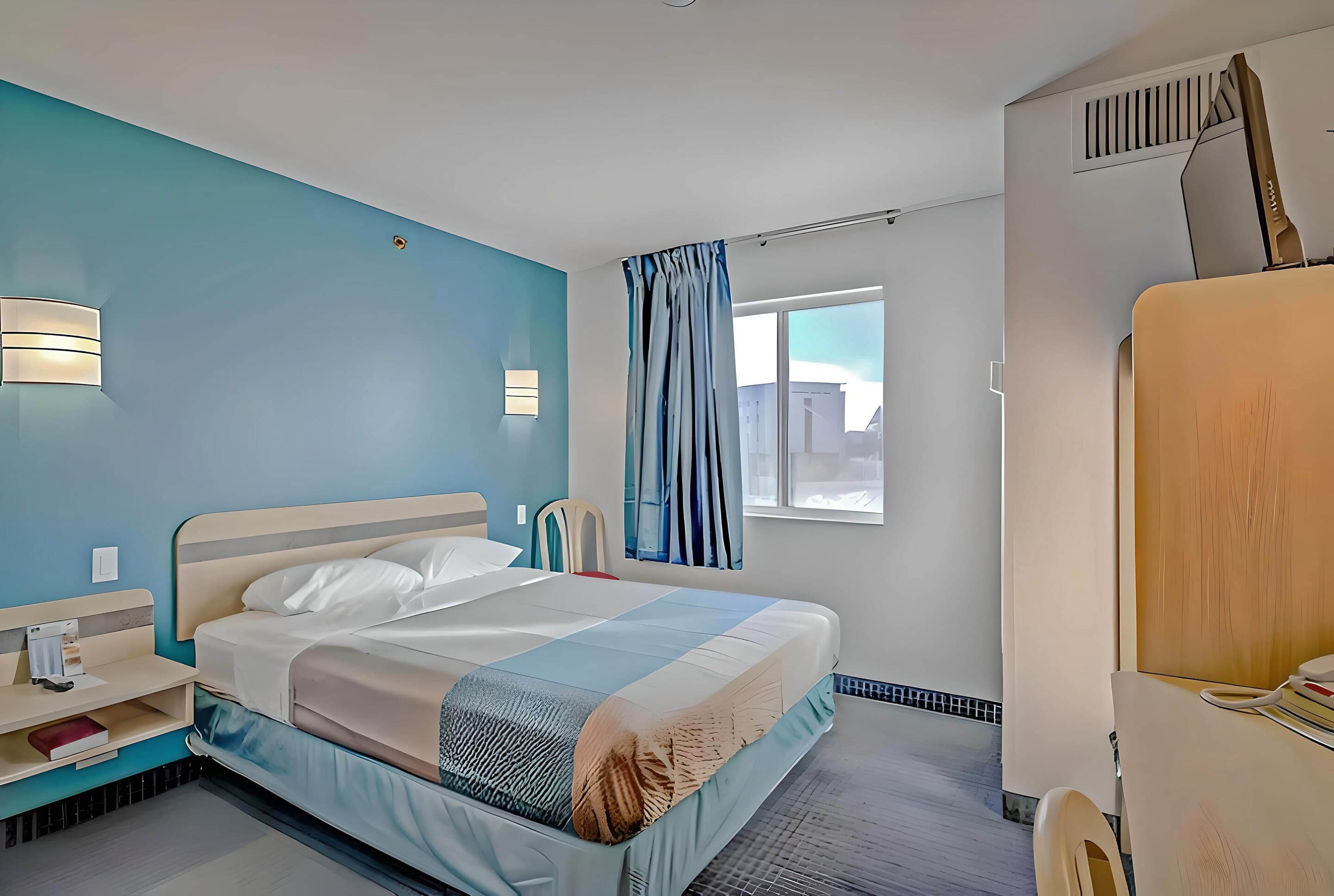 Econo Lodge Menomonie - Image 3