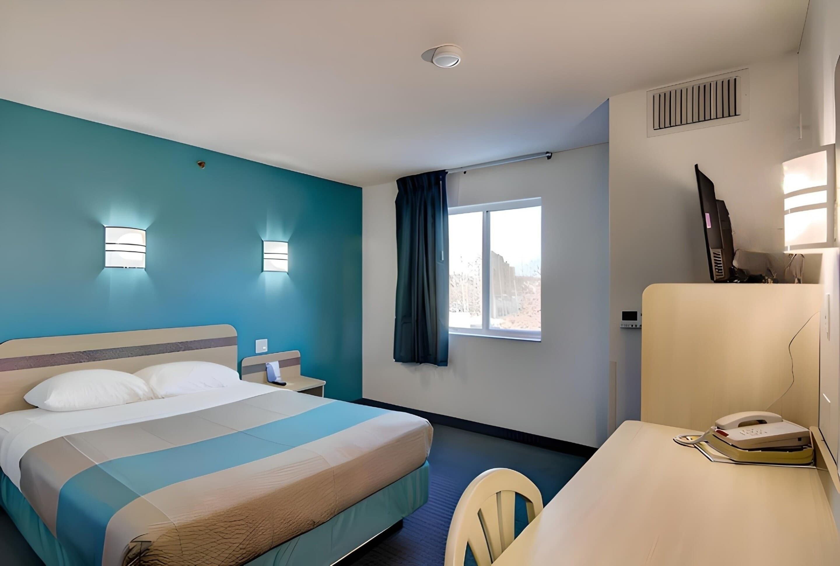 Econo Lodge Menomonie - Image 5