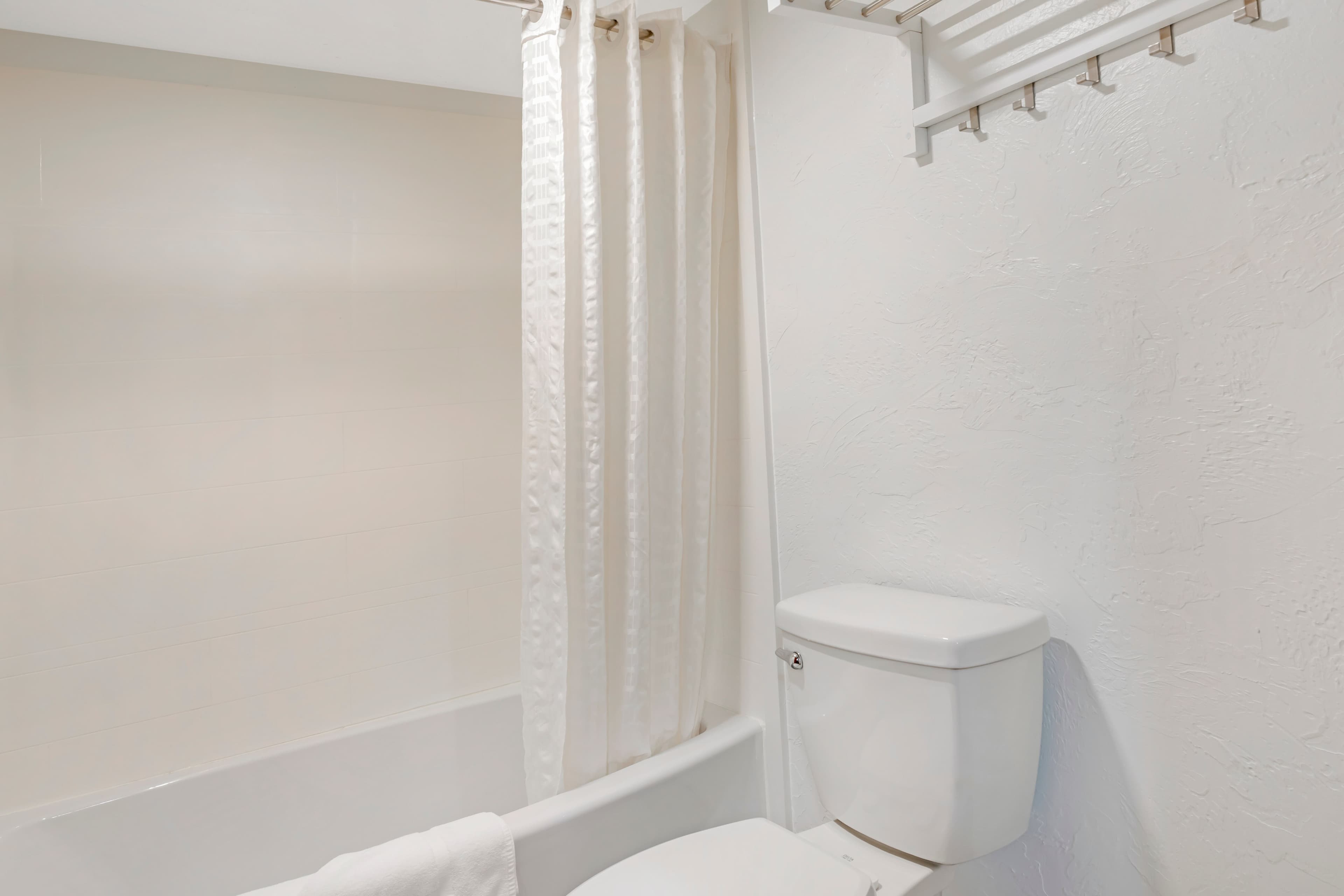 Fairway Inn and Suites - Image 5