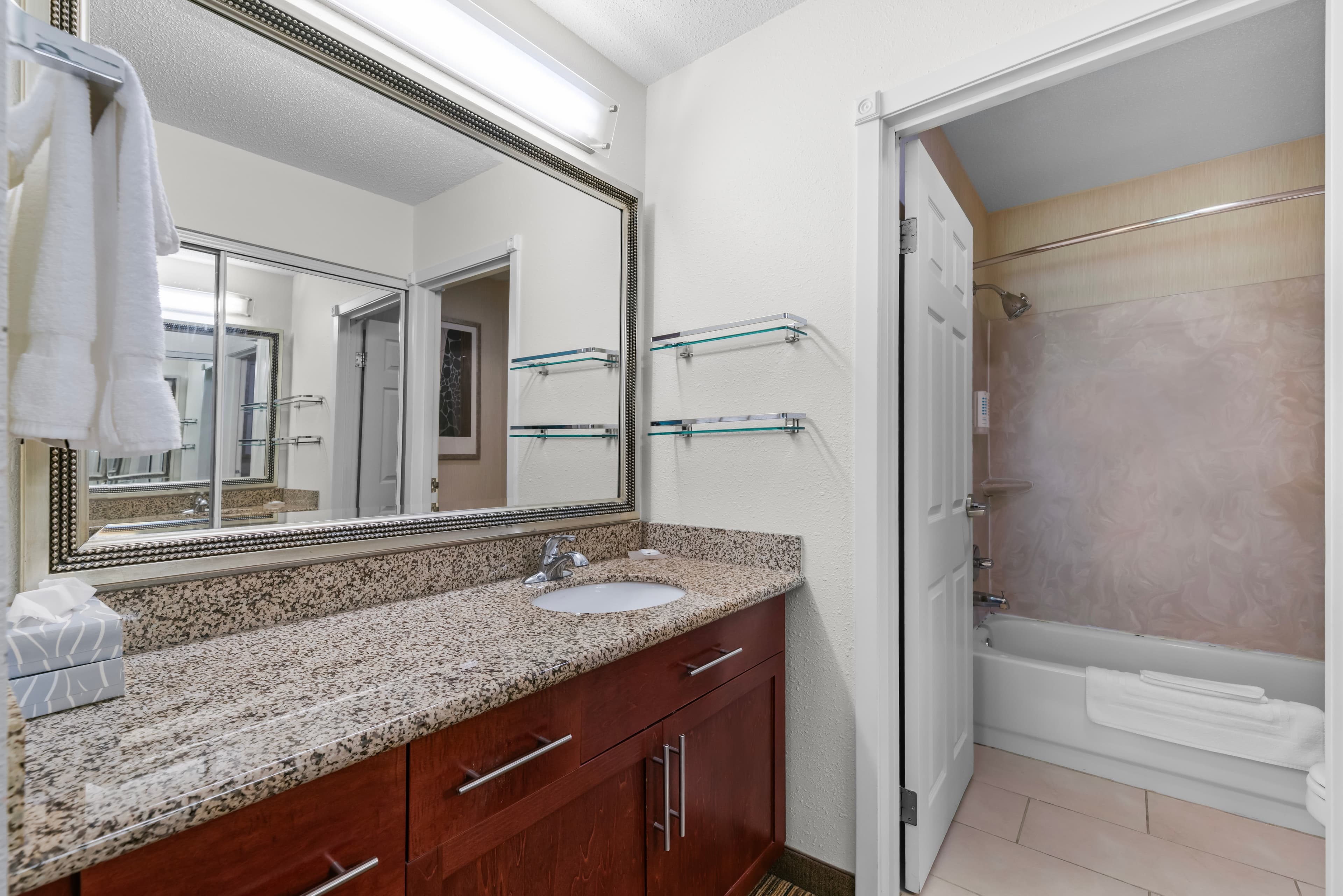 MainStay Suites Appleton Airport - Fox River Mall Area — 5