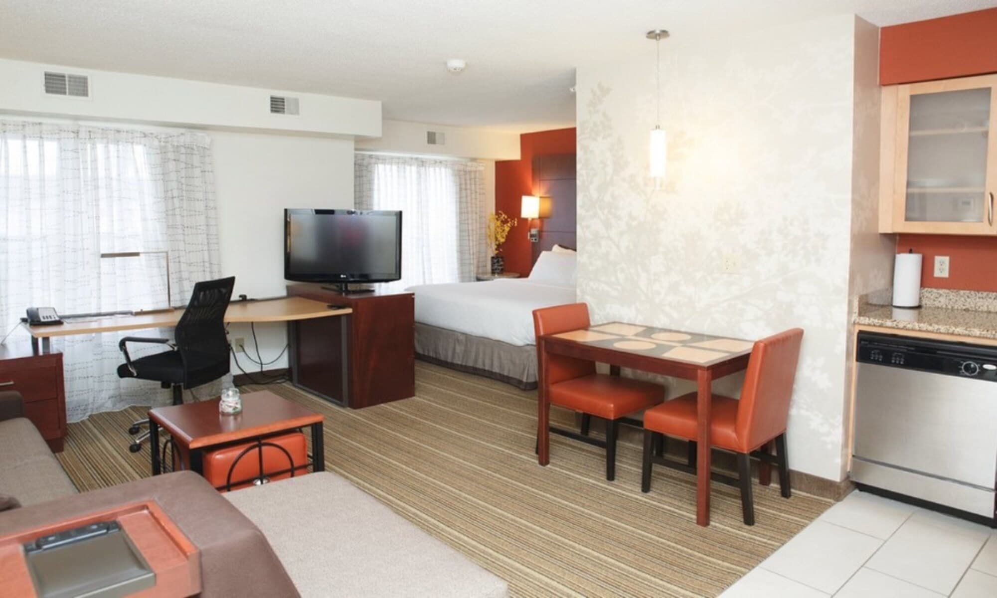 MainStay Suites Appleton Airport - Fox River Mall Area - Image 3