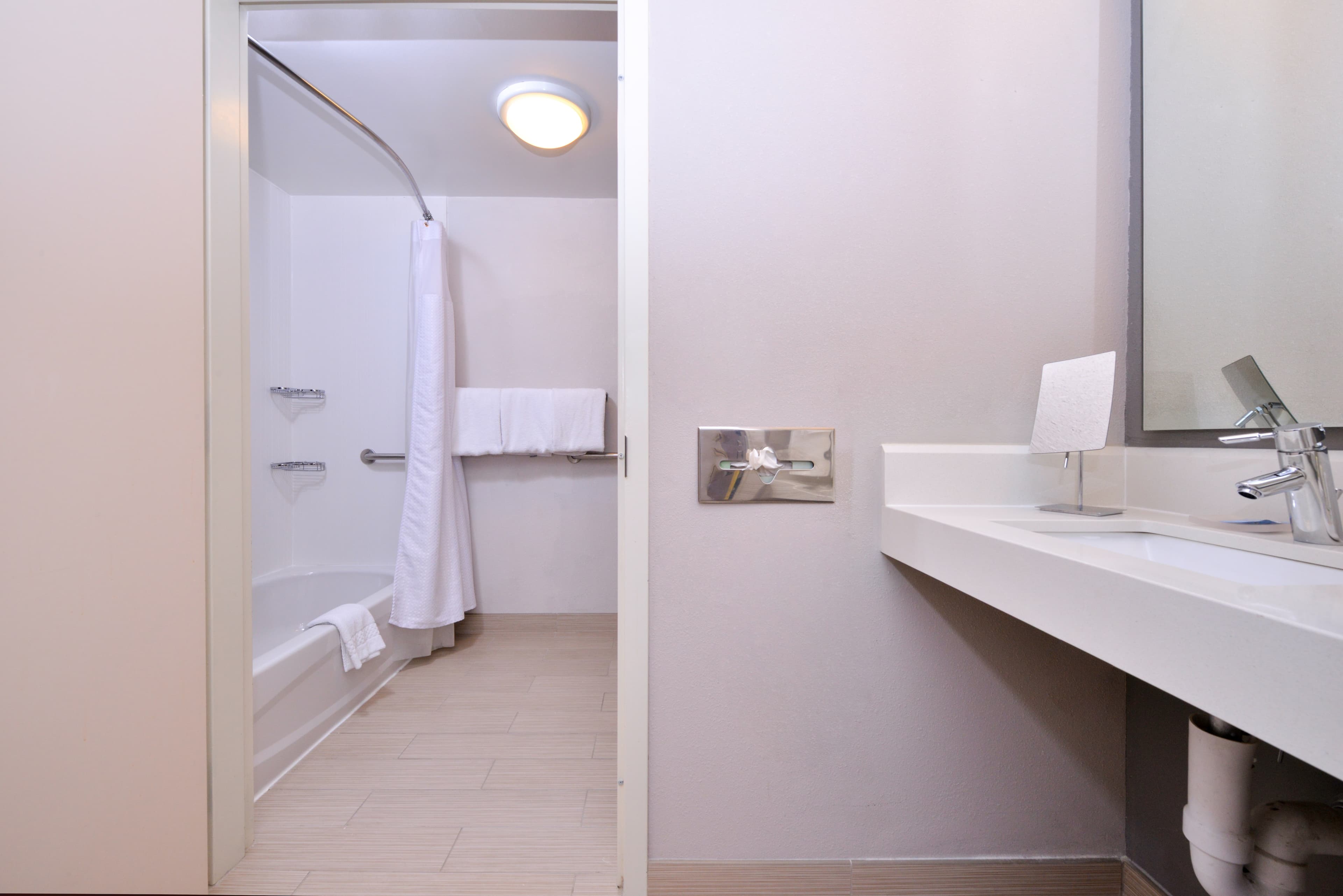 Country Inn & Suites by Radisson, Brown Deer - Milwaukee North - Image 4