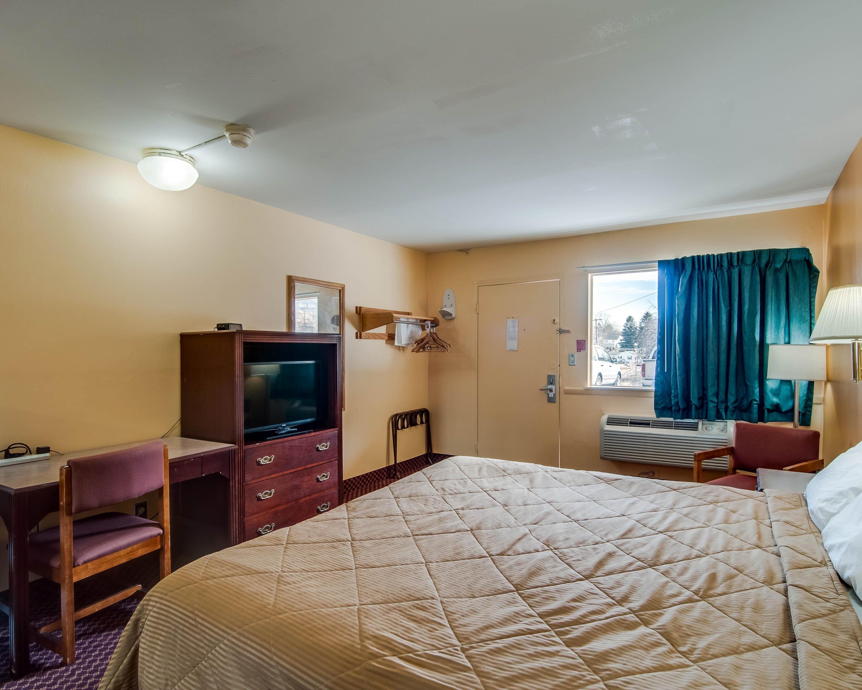Econo Lodge Near Bluefield College — 8