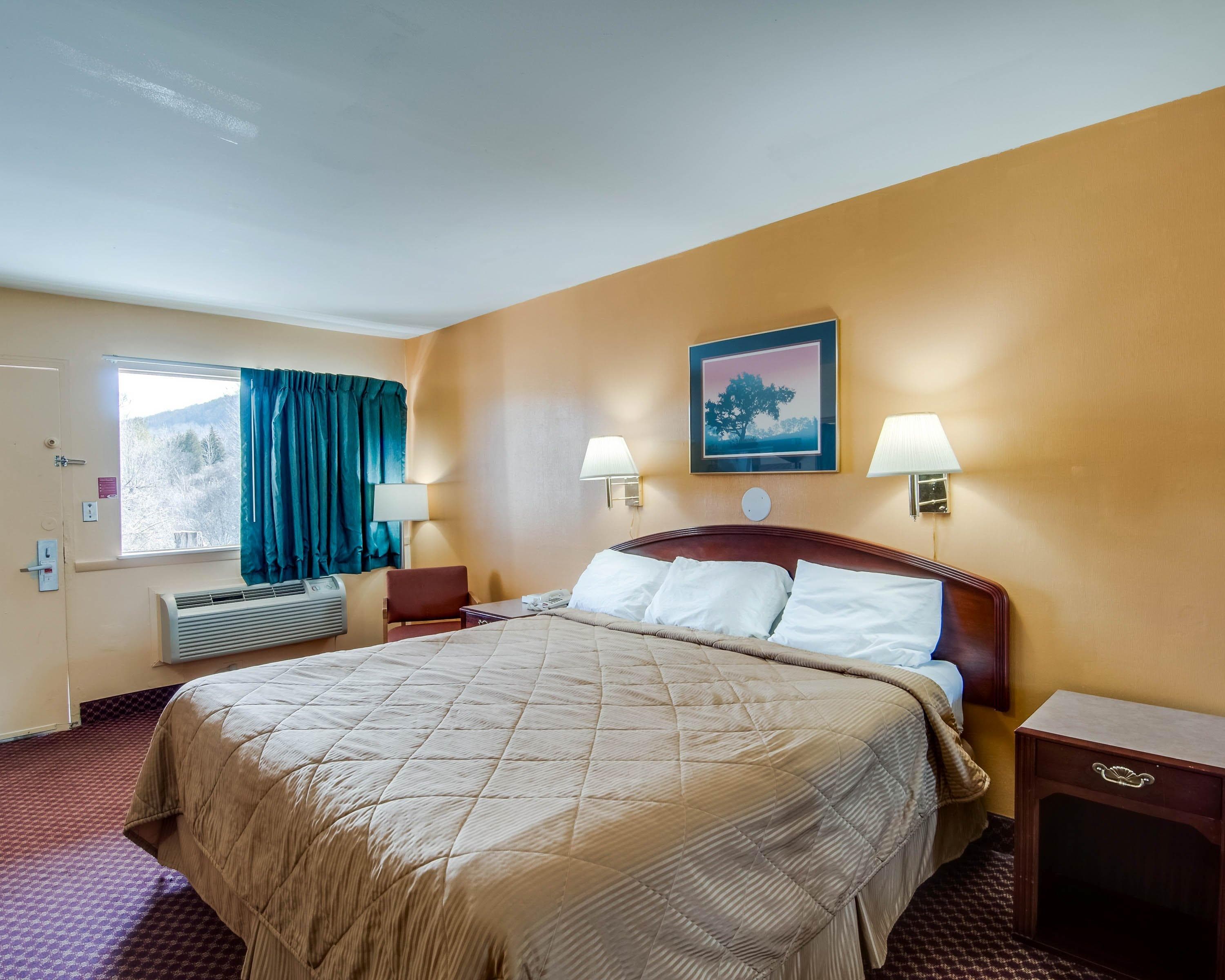 Econo Lodge Near Bluefield College — 9