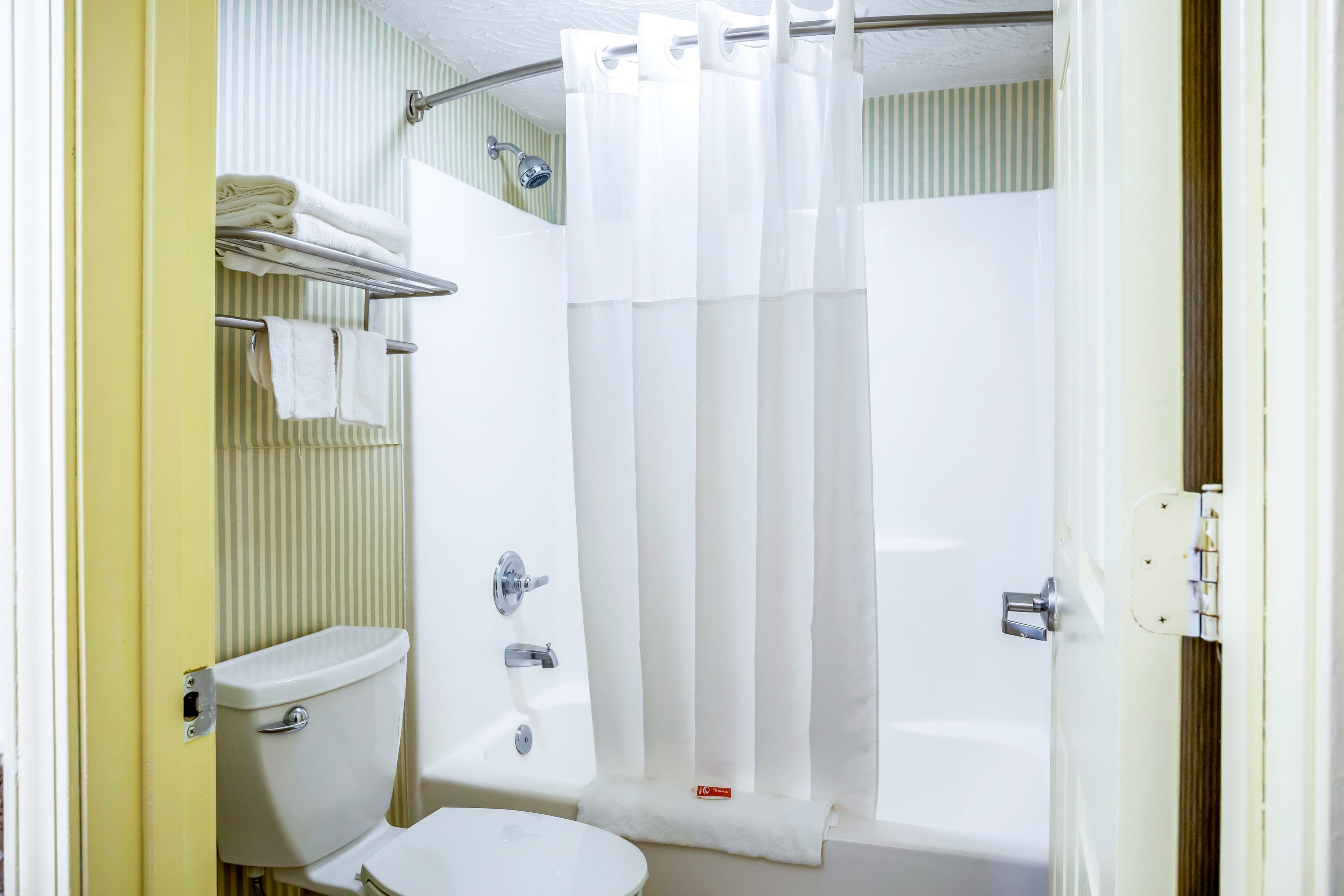Econo Lodge Huntington - Barboursville University Area — 7