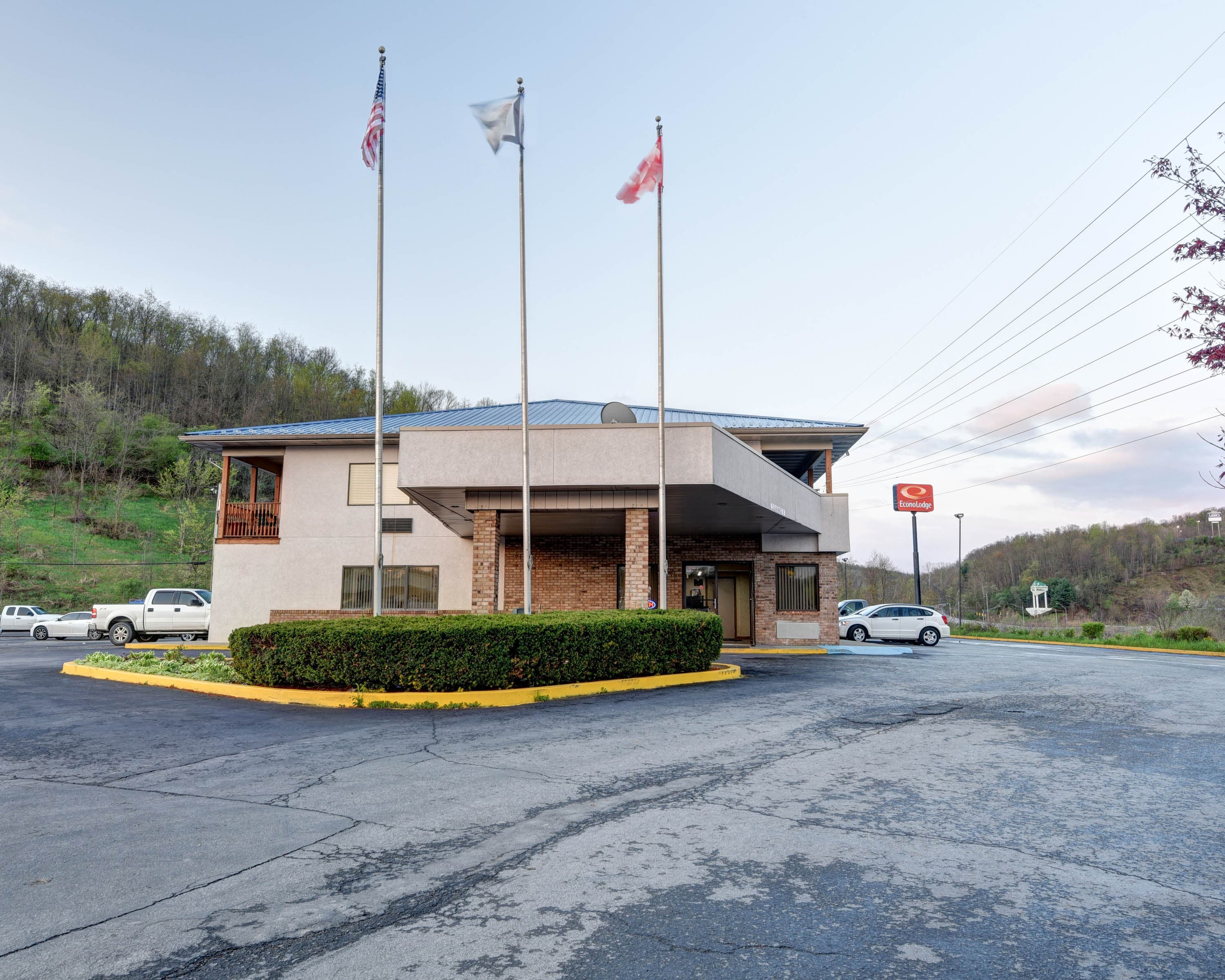 Econo Lodge Morgantown - Image 1