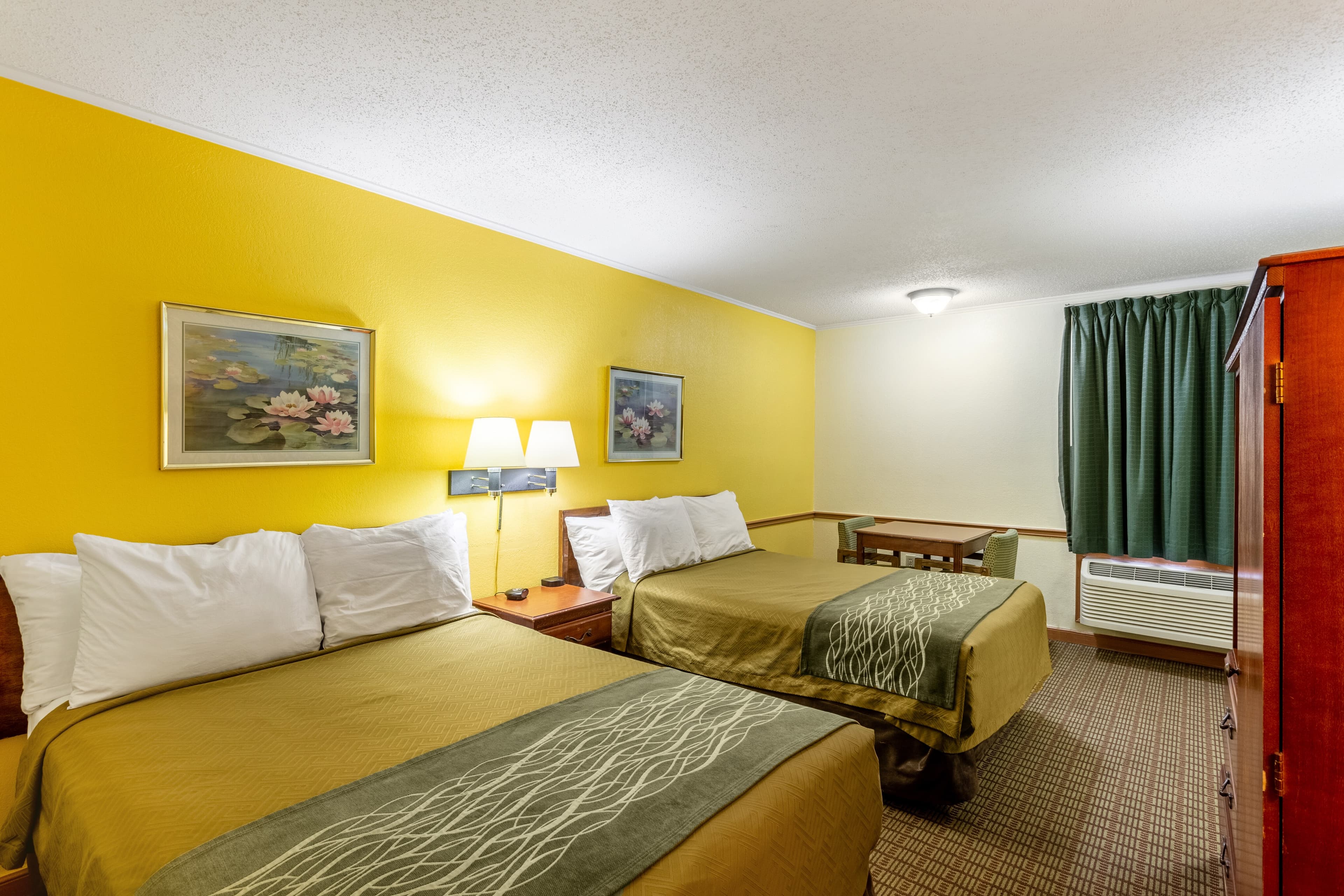 Econo Lodge Morgantown — 11