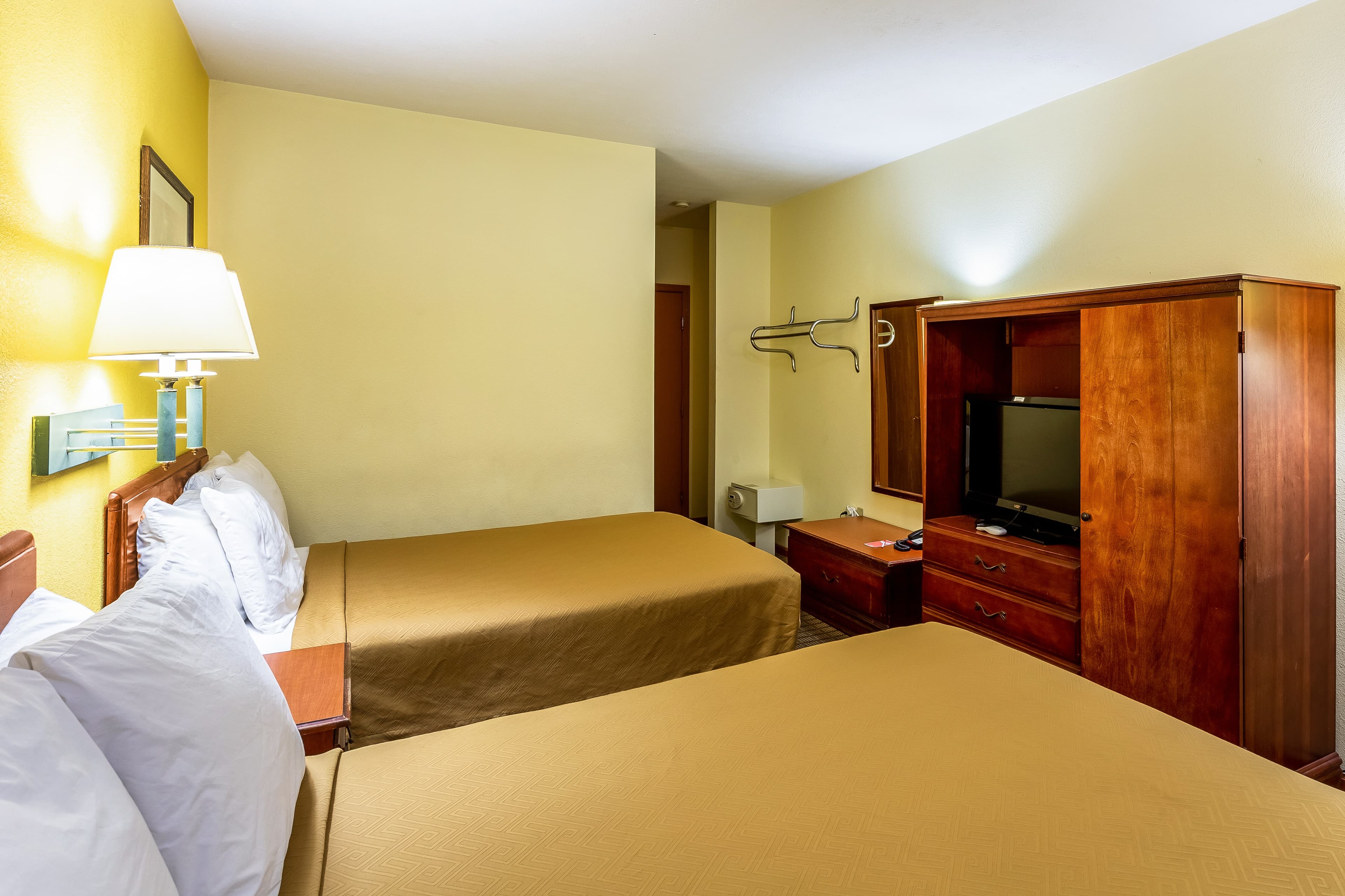 Econo Lodge Morgantown - Image 3
