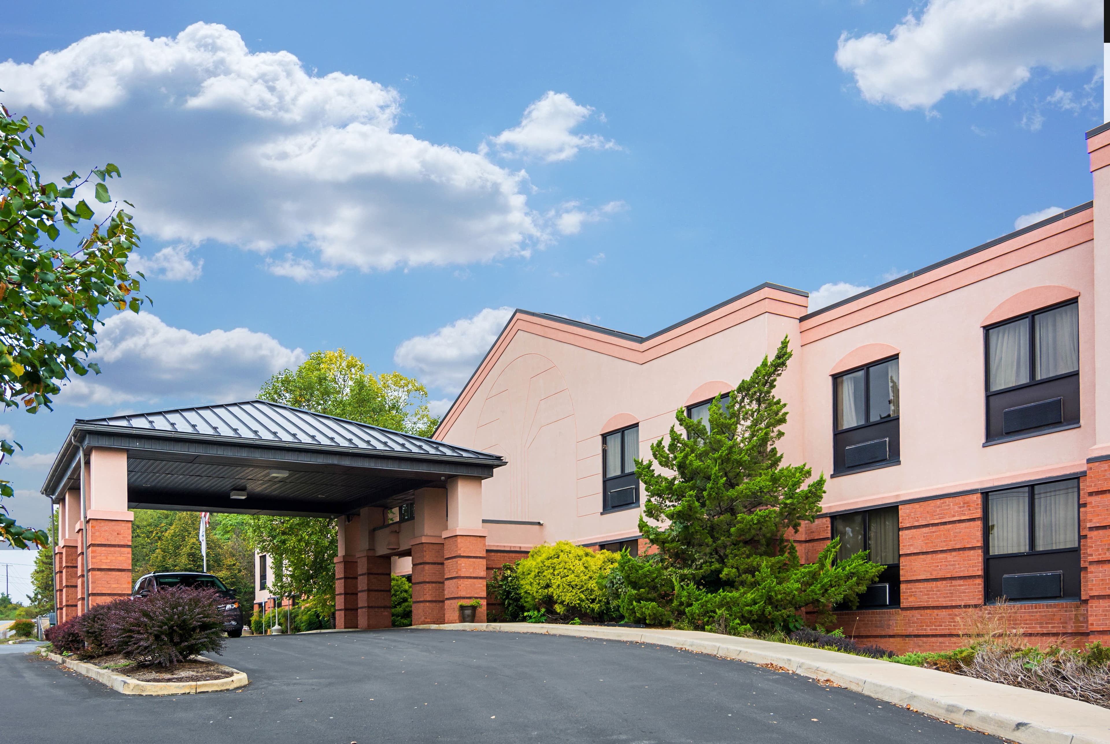 Quality Inn & Suites Kearneysville - Martinsburg - Image 1