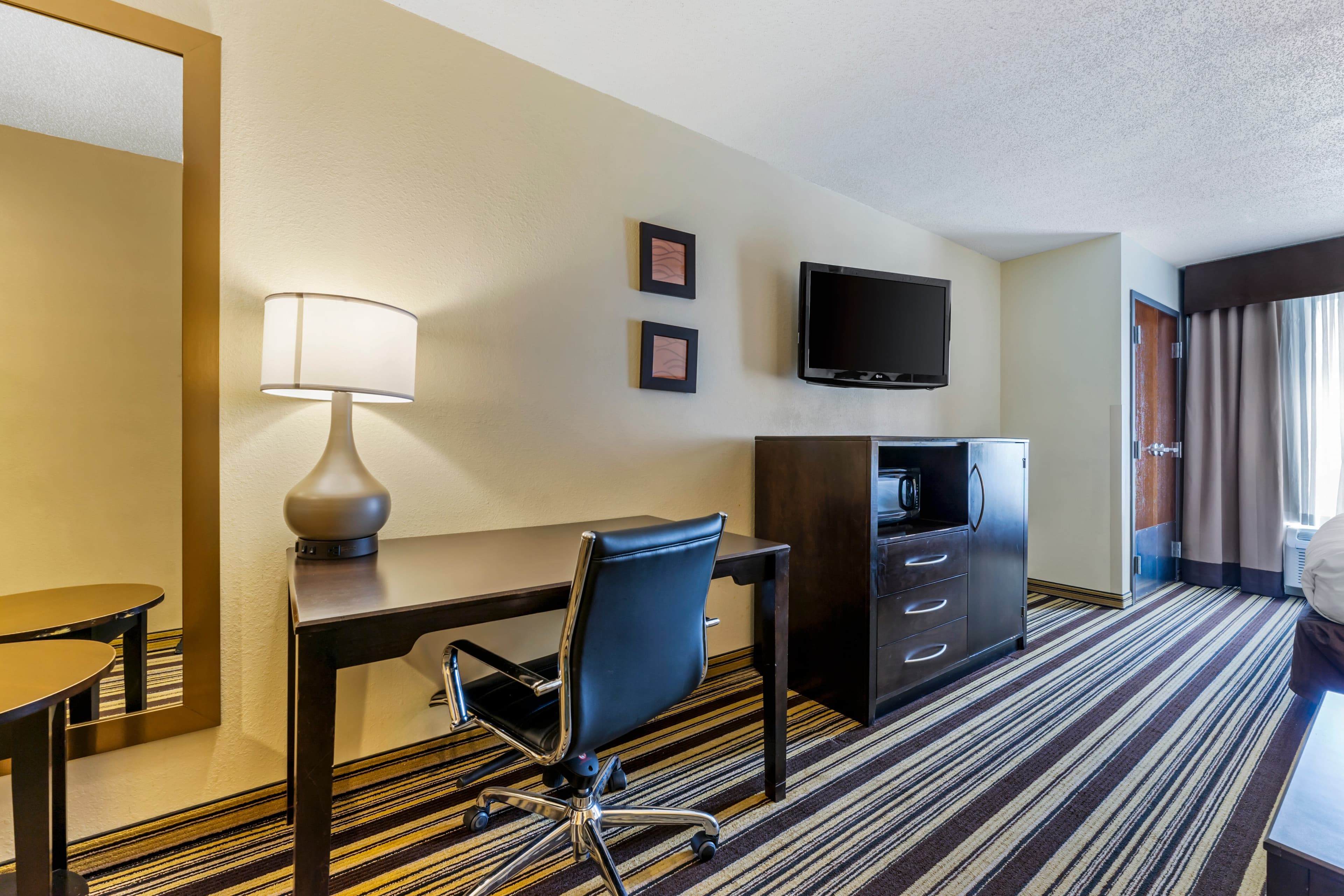 Comfort Inn & Suites Triadelphia - Wheeling - Image 3