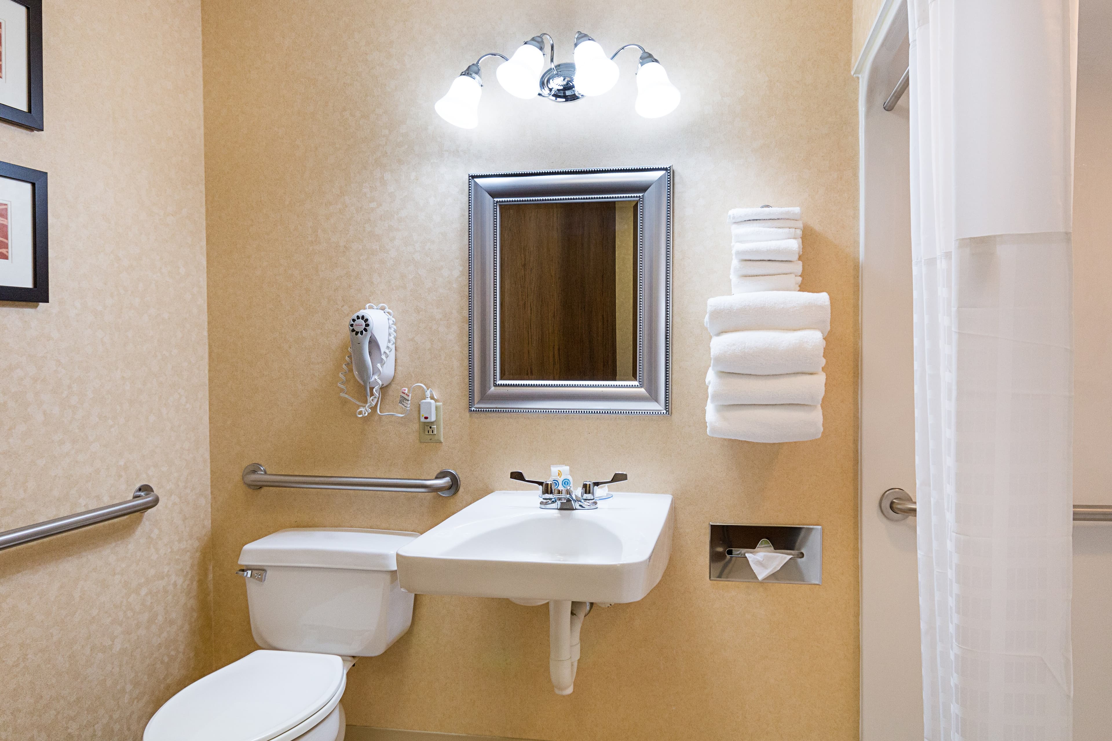 Quality Inn Parkersburg North-Vienna - Image 5
