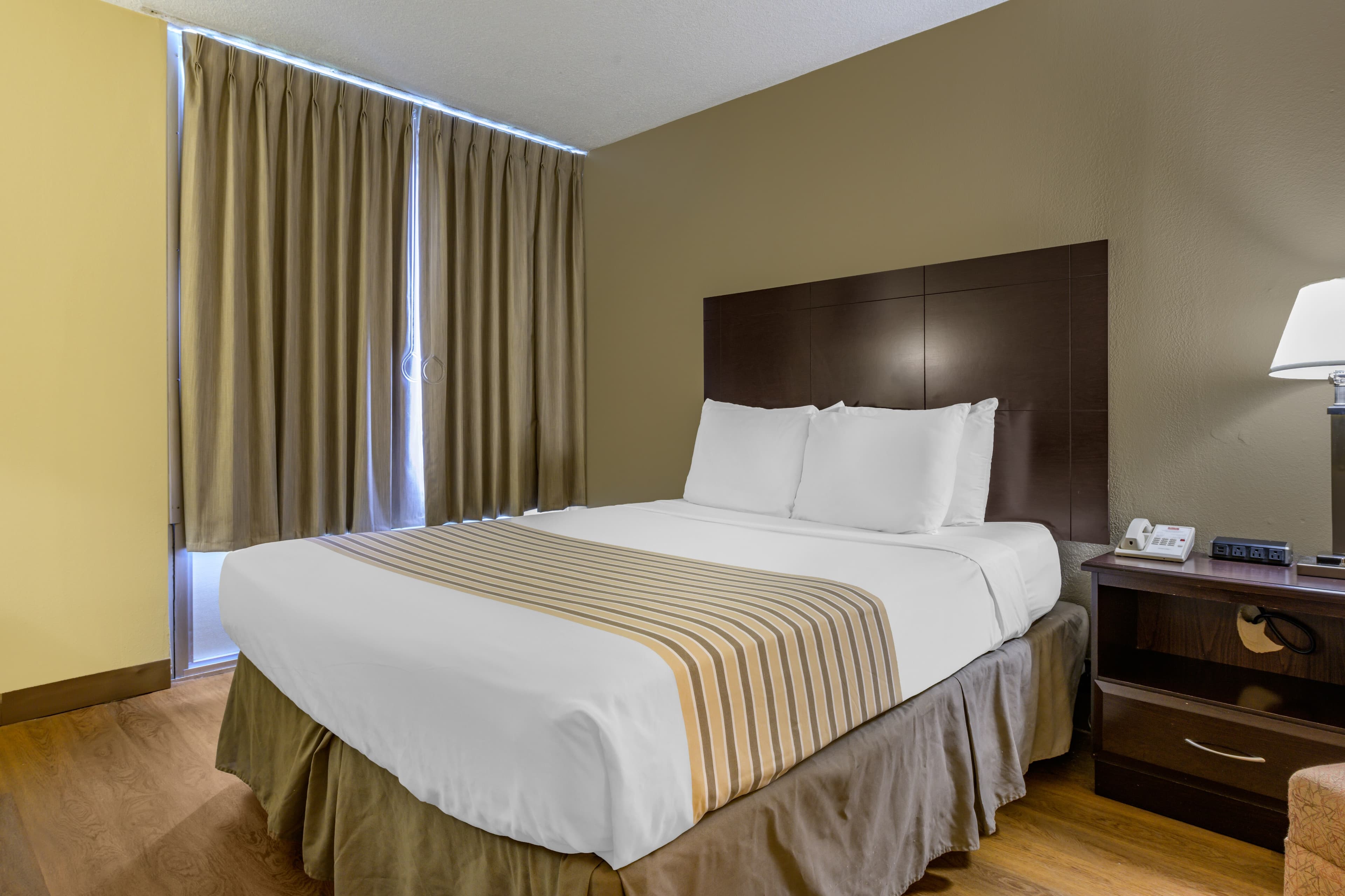 Econo Lodge Inn & Suites Triadelphia - Wheeling - Image 2
