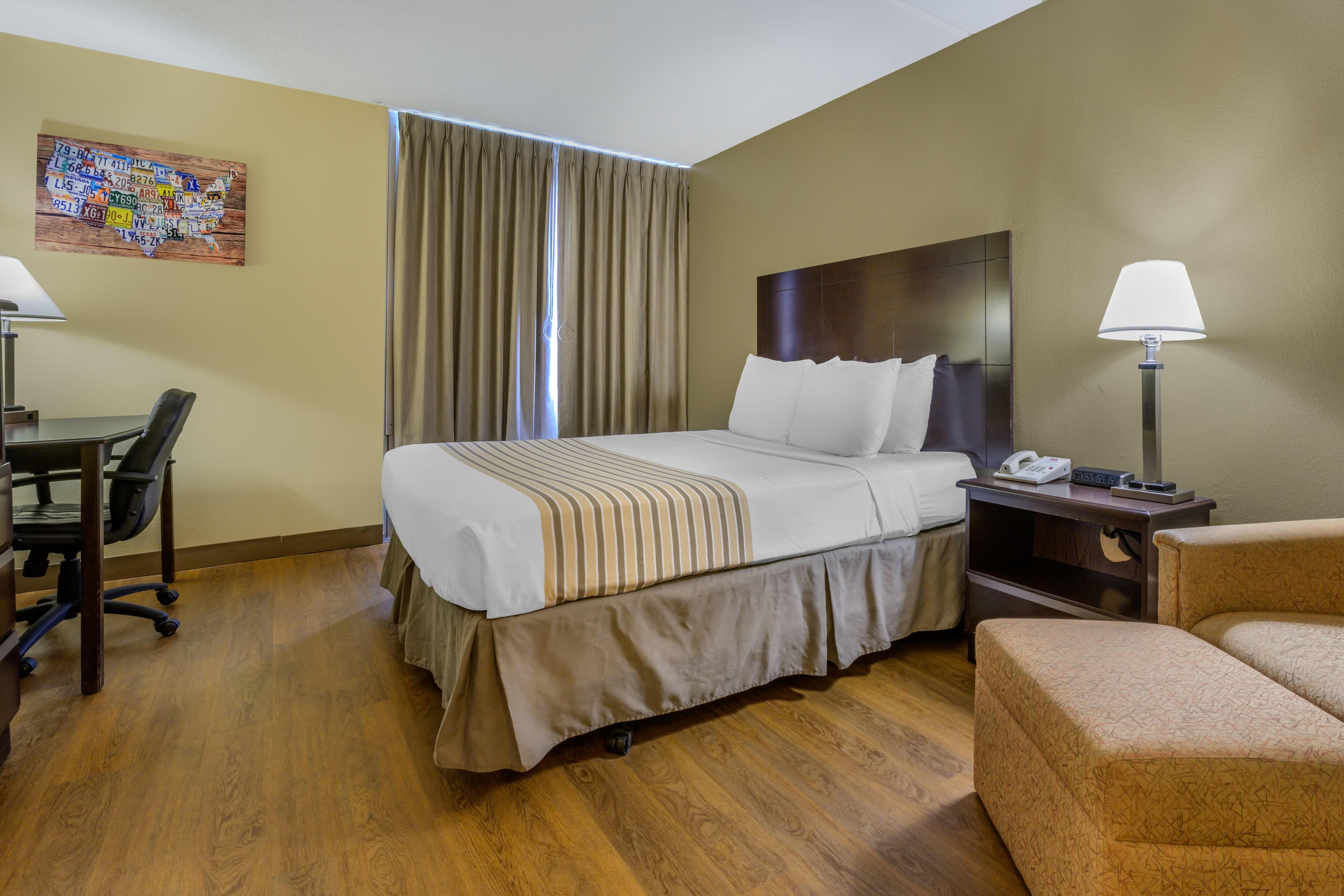 Econo Lodge Inn & Suites Triadelphia - Wheeling - Image 3
