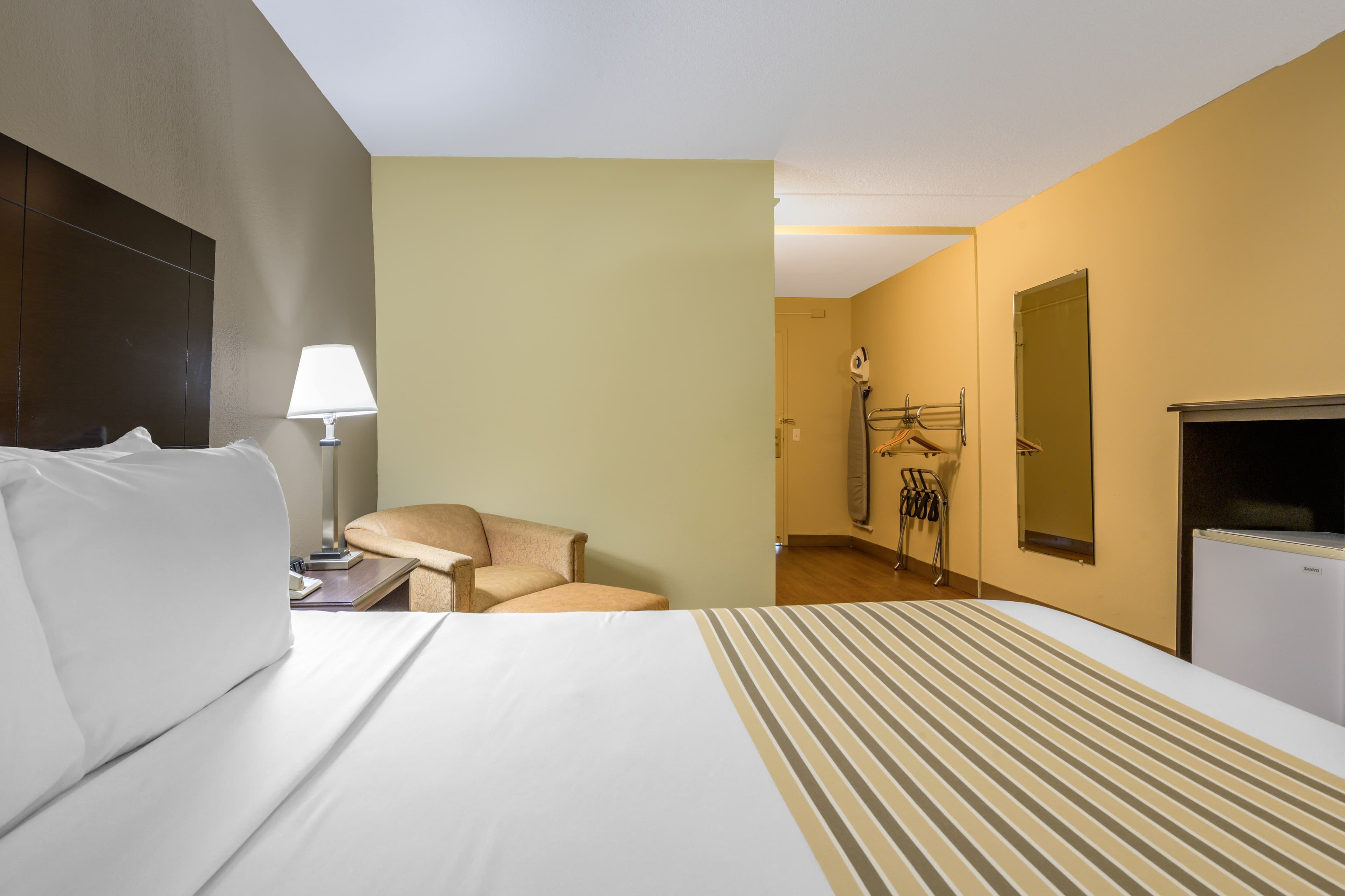 Econo Lodge Inn & Suites Triadelphia - Wheeling - Image 4