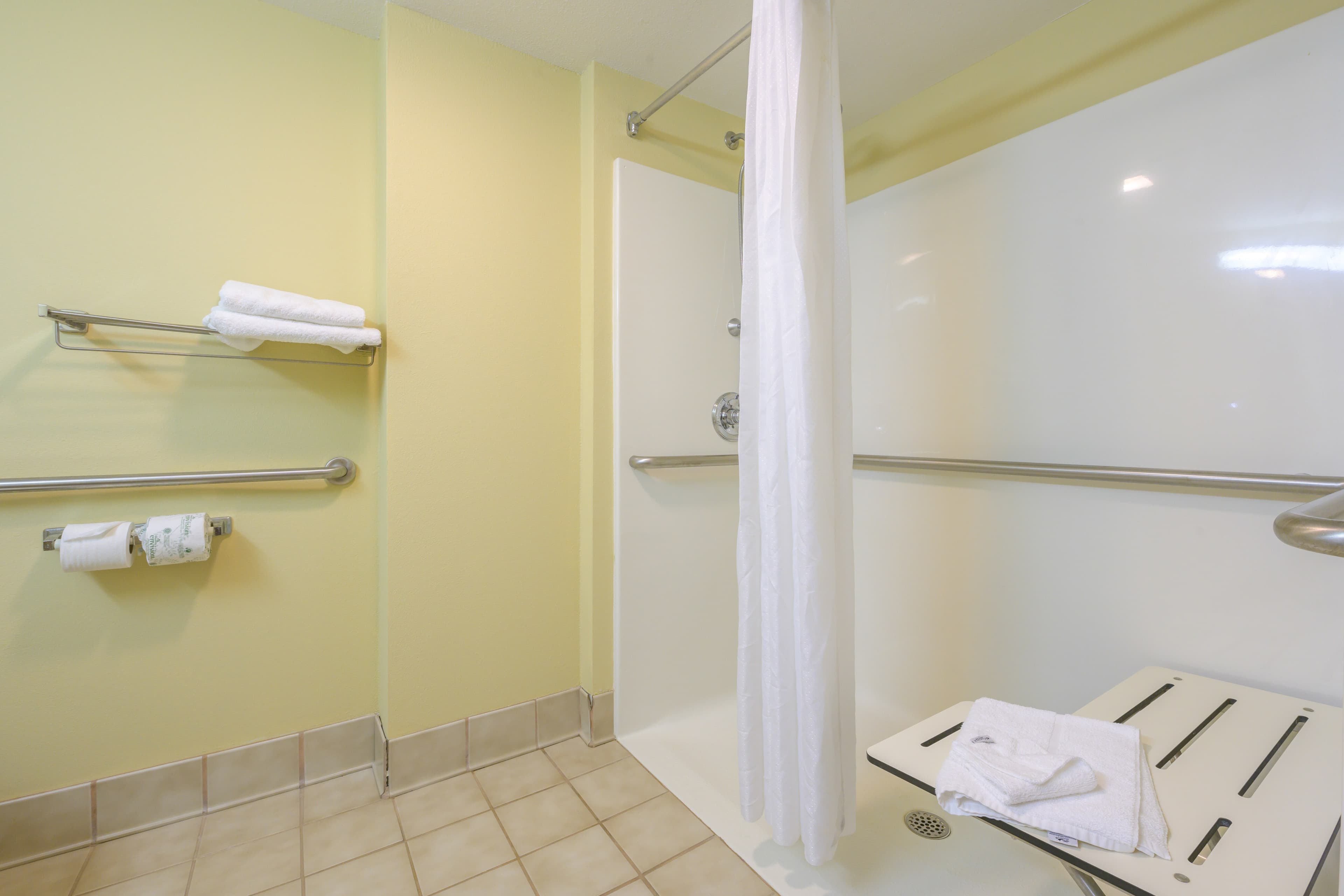 Econo Lodge Inn & Suites Triadelphia - Wheeling — 6