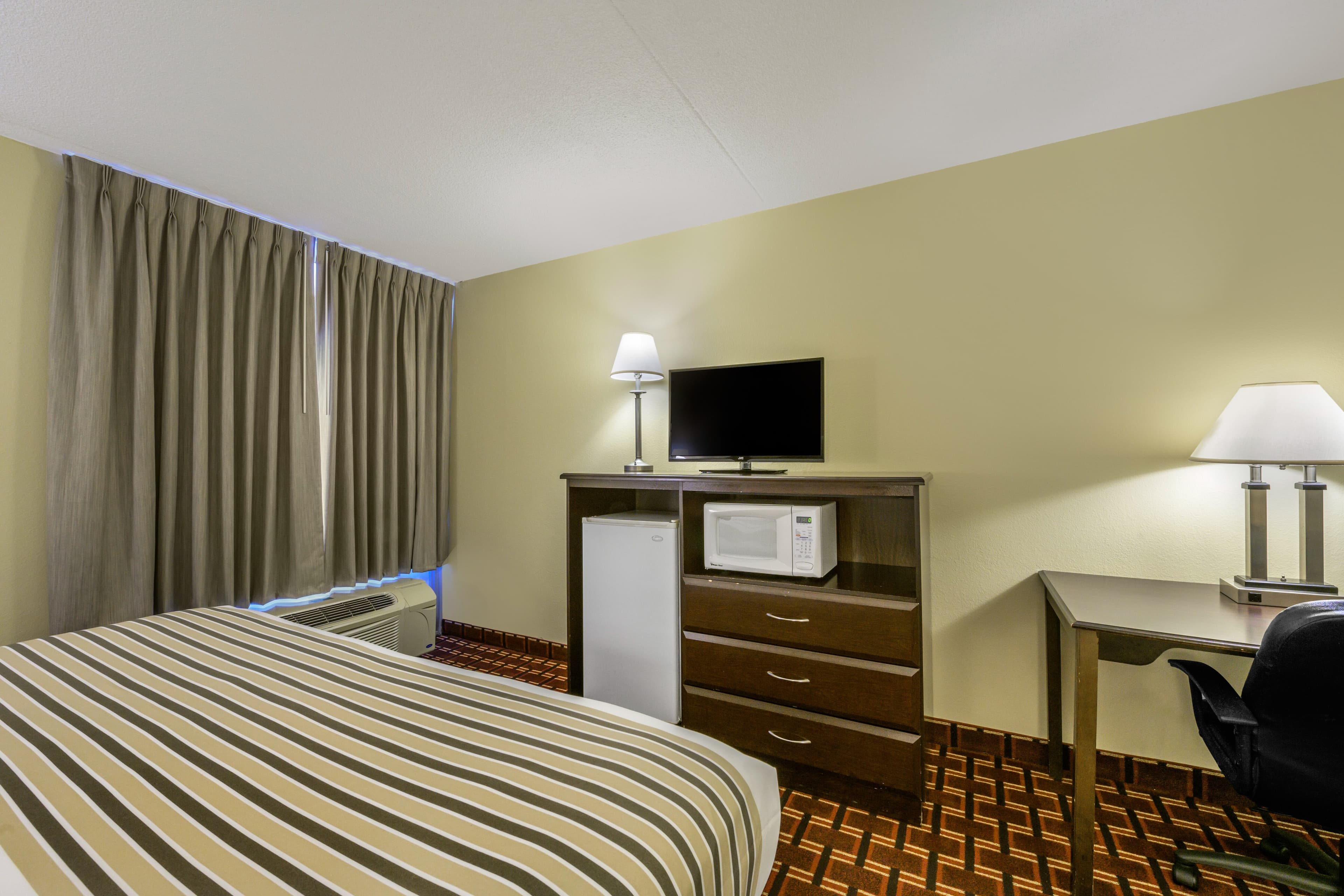 Econo Lodge Inn & Suites Triadelphia - Wheeling — 8