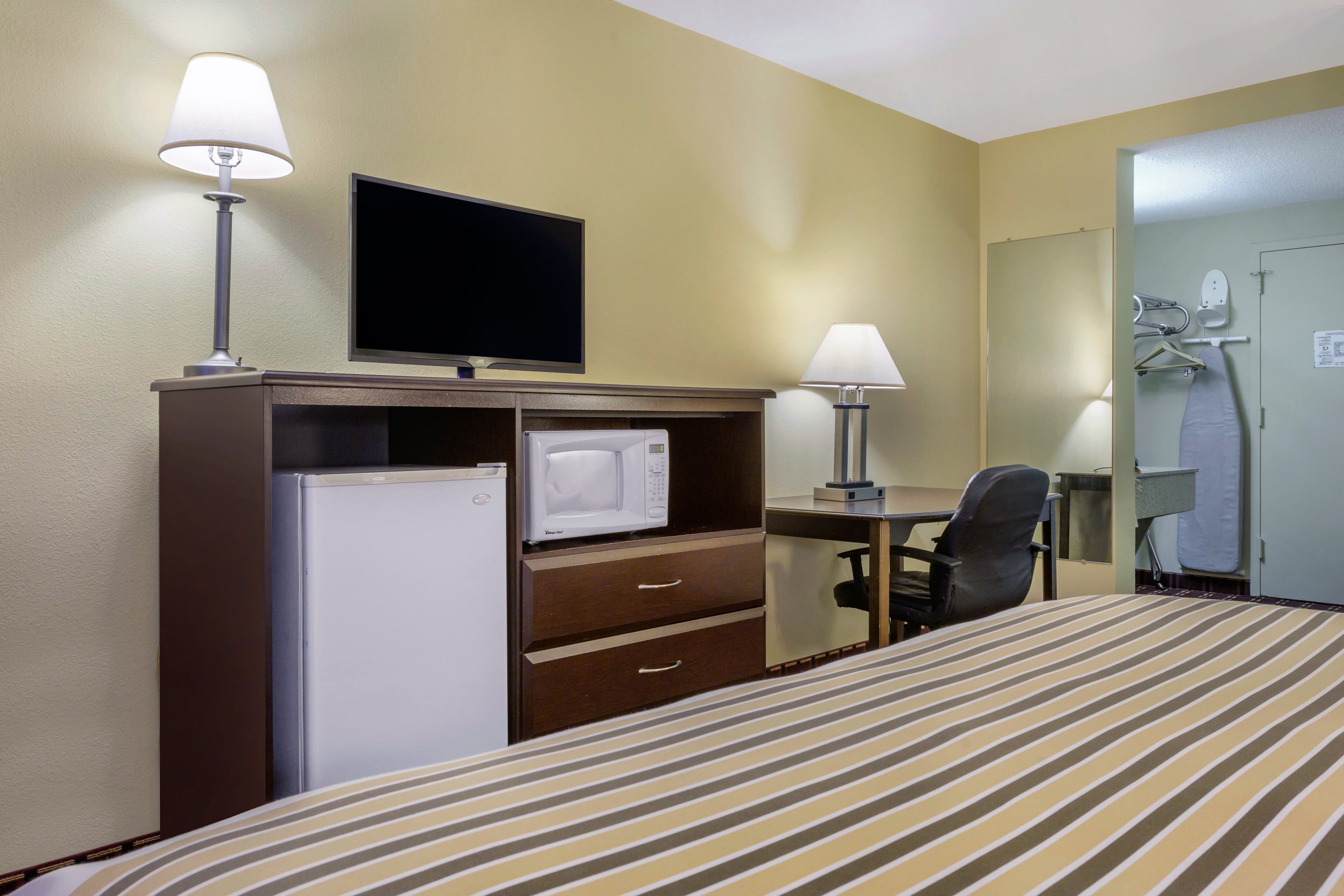 Econo Lodge Inn & Suites Triadelphia - Wheeling — 10