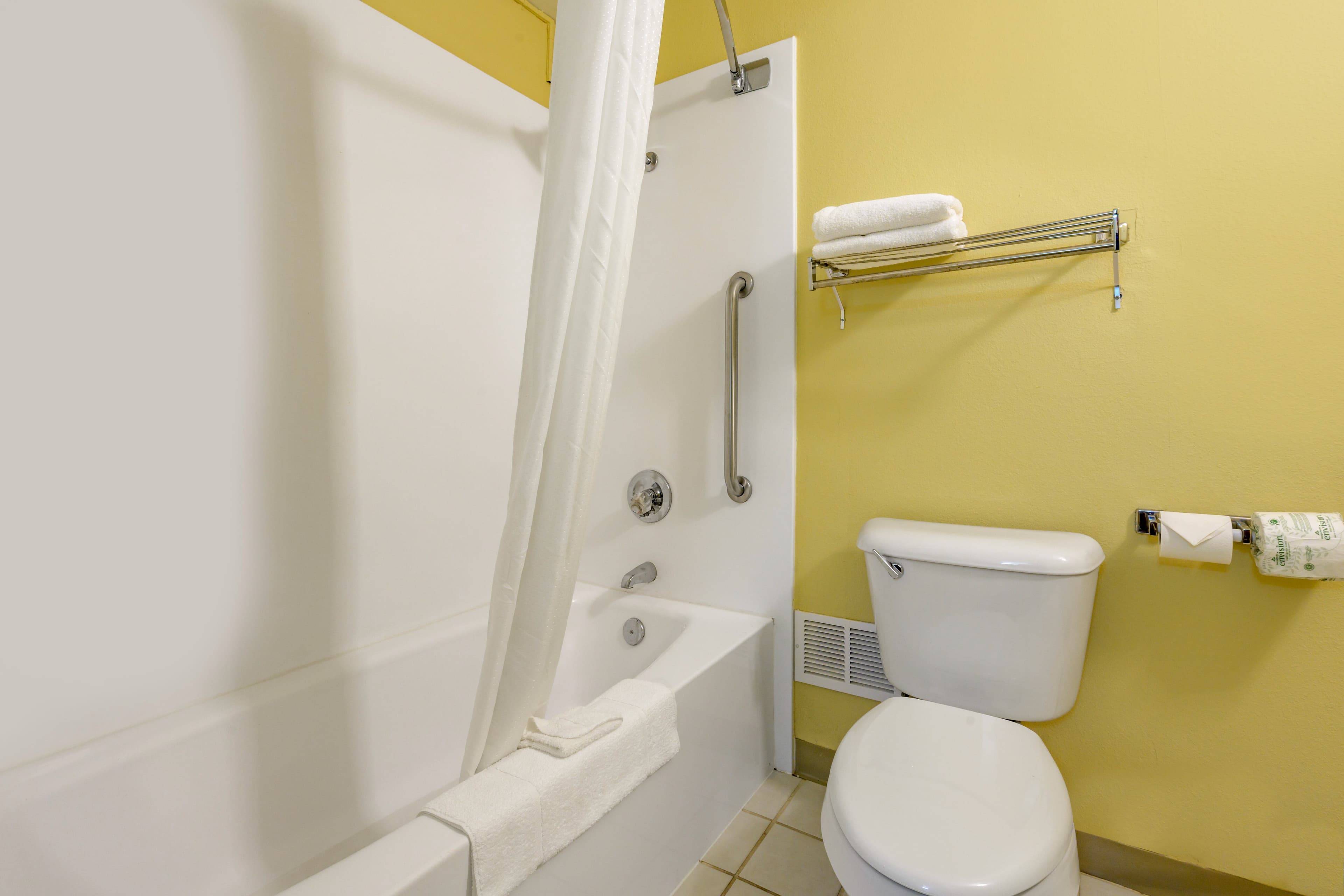 Econo Lodge Inn & Suites Triadelphia - Wheeling — 11