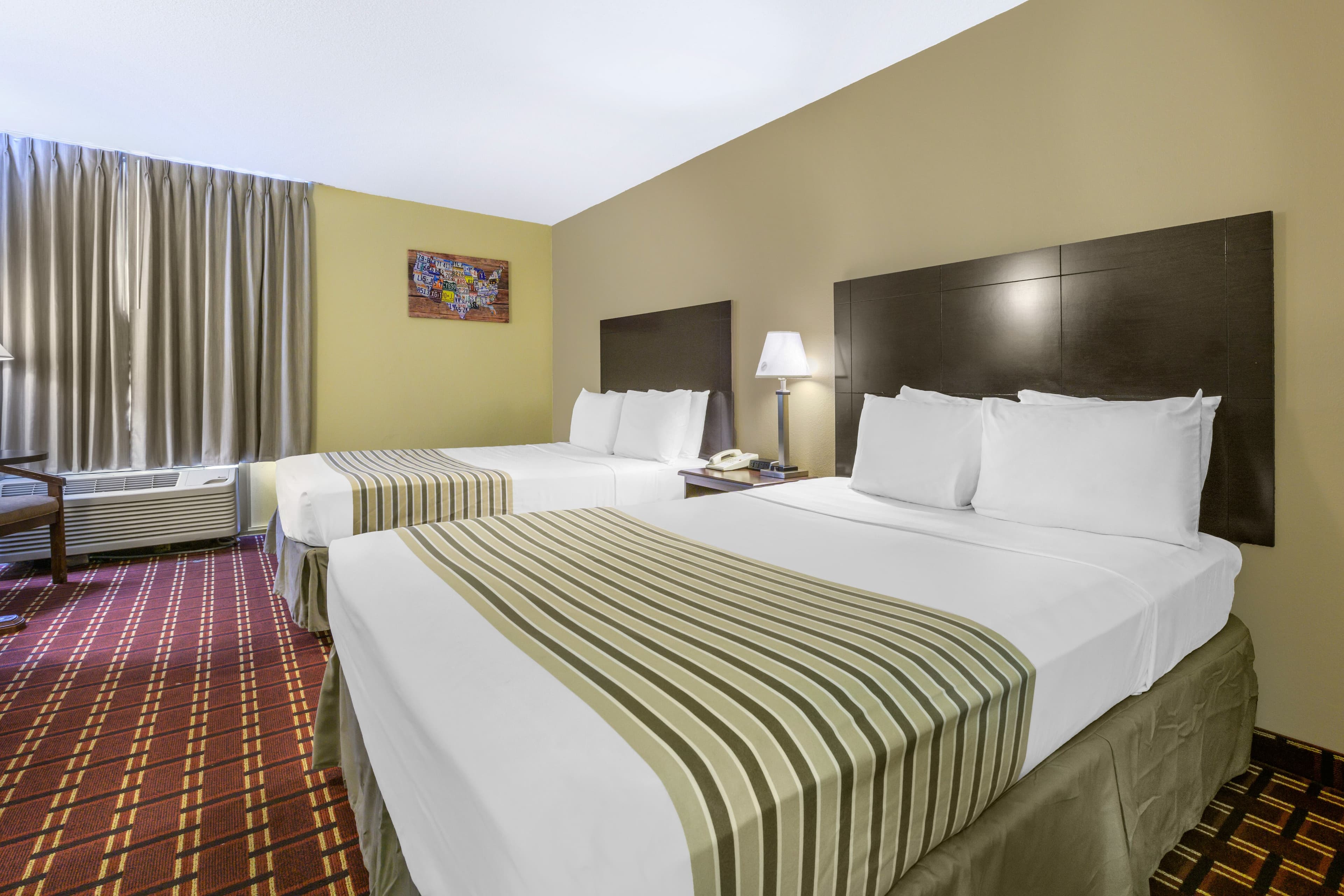 Econo Lodge Inn & Suites Triadelphia - Wheeling — 12