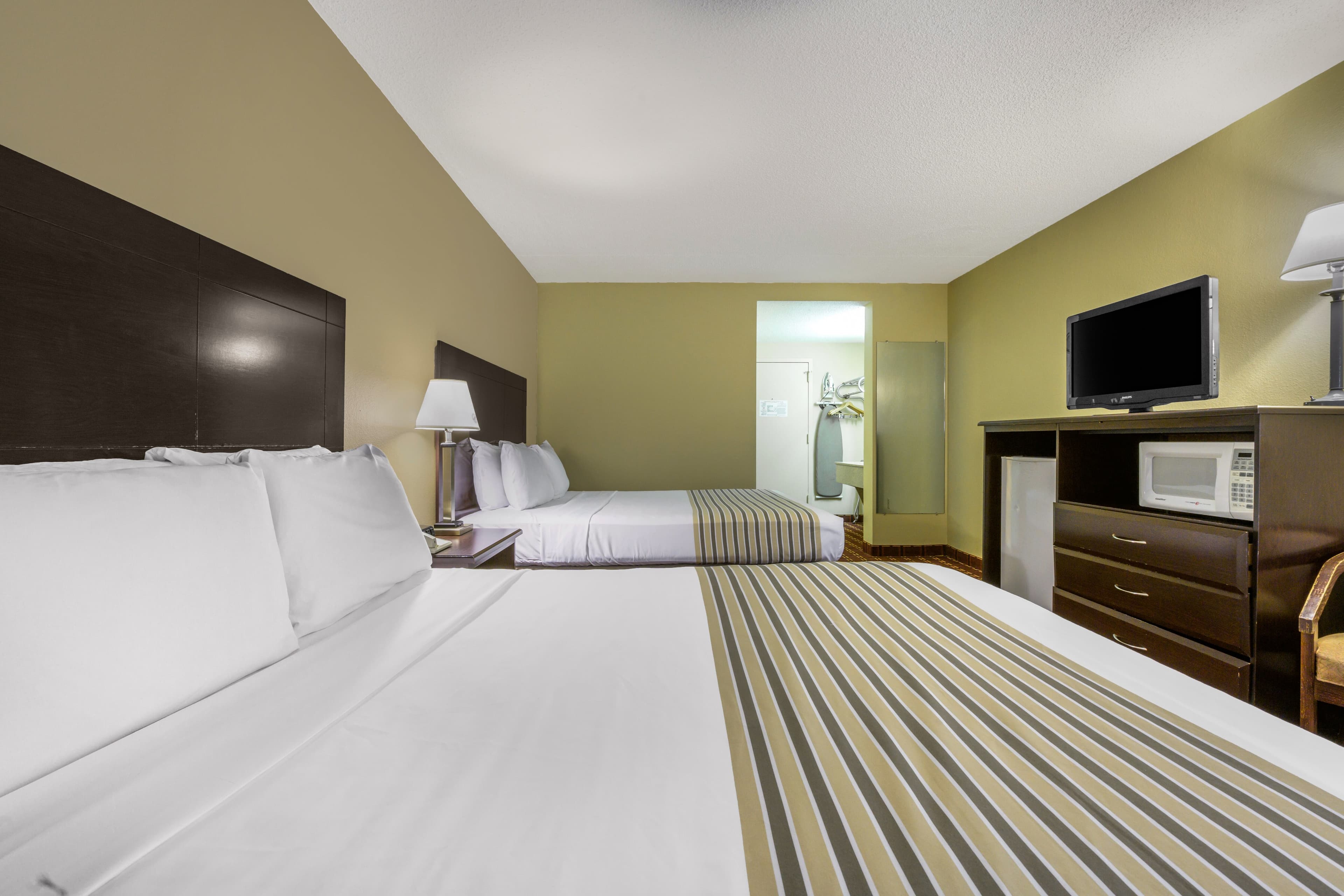 Econo Lodge Inn & Suites Triadelphia - Wheeling — 14