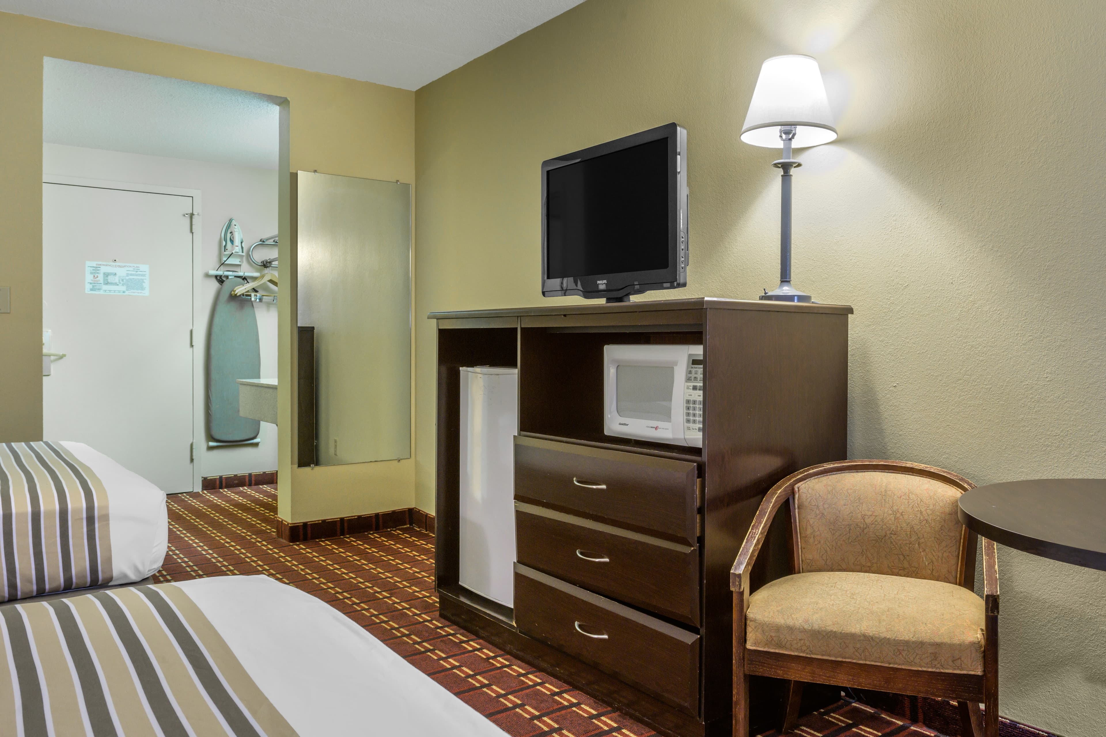 Econo Lodge Inn & Suites Triadelphia - Wheeling — 15