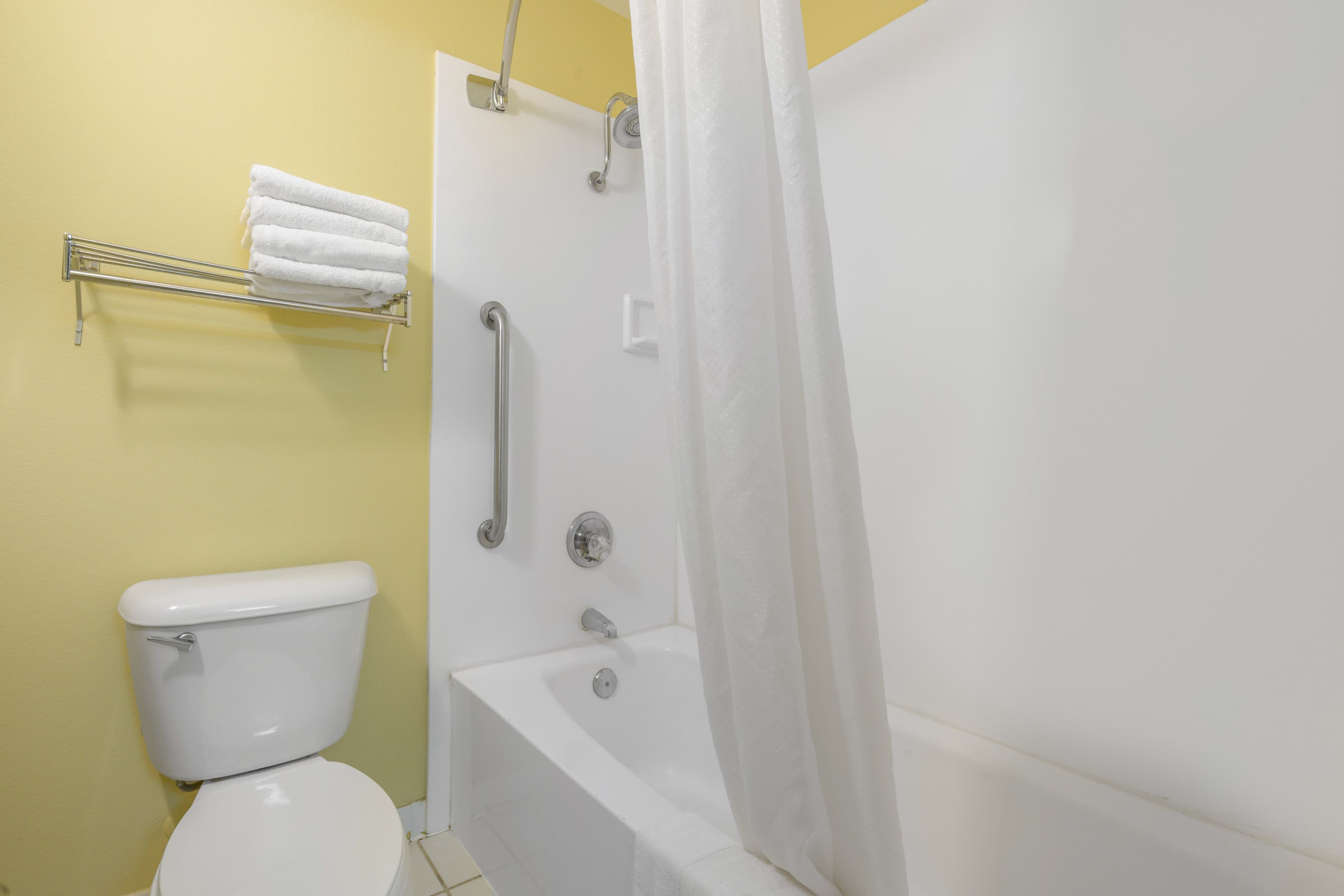 Econo Lodge Inn & Suites Triadelphia - Wheeling — 16