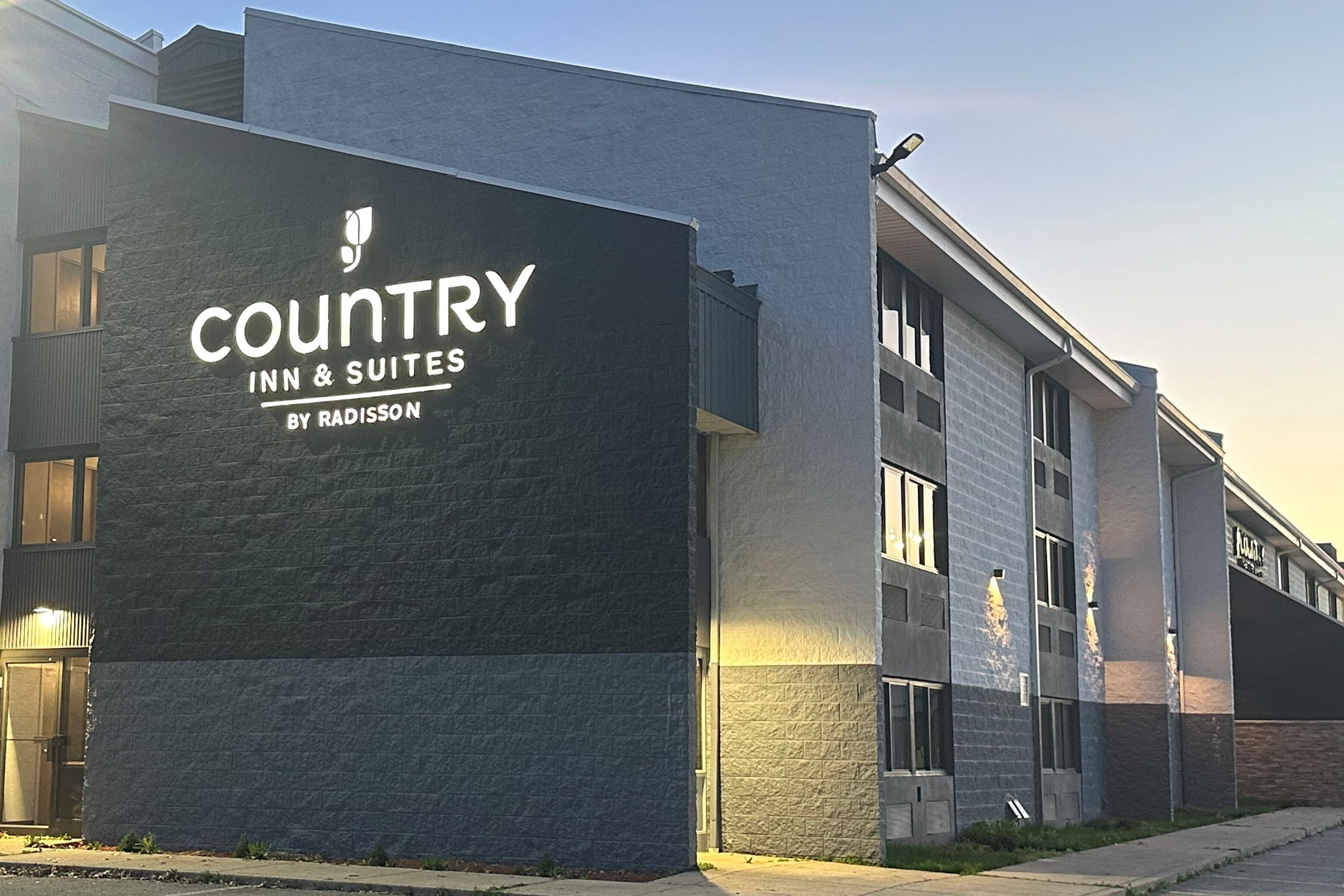 Country Inn & Suites by Radisson, Dunbar - Charleston - Image 1