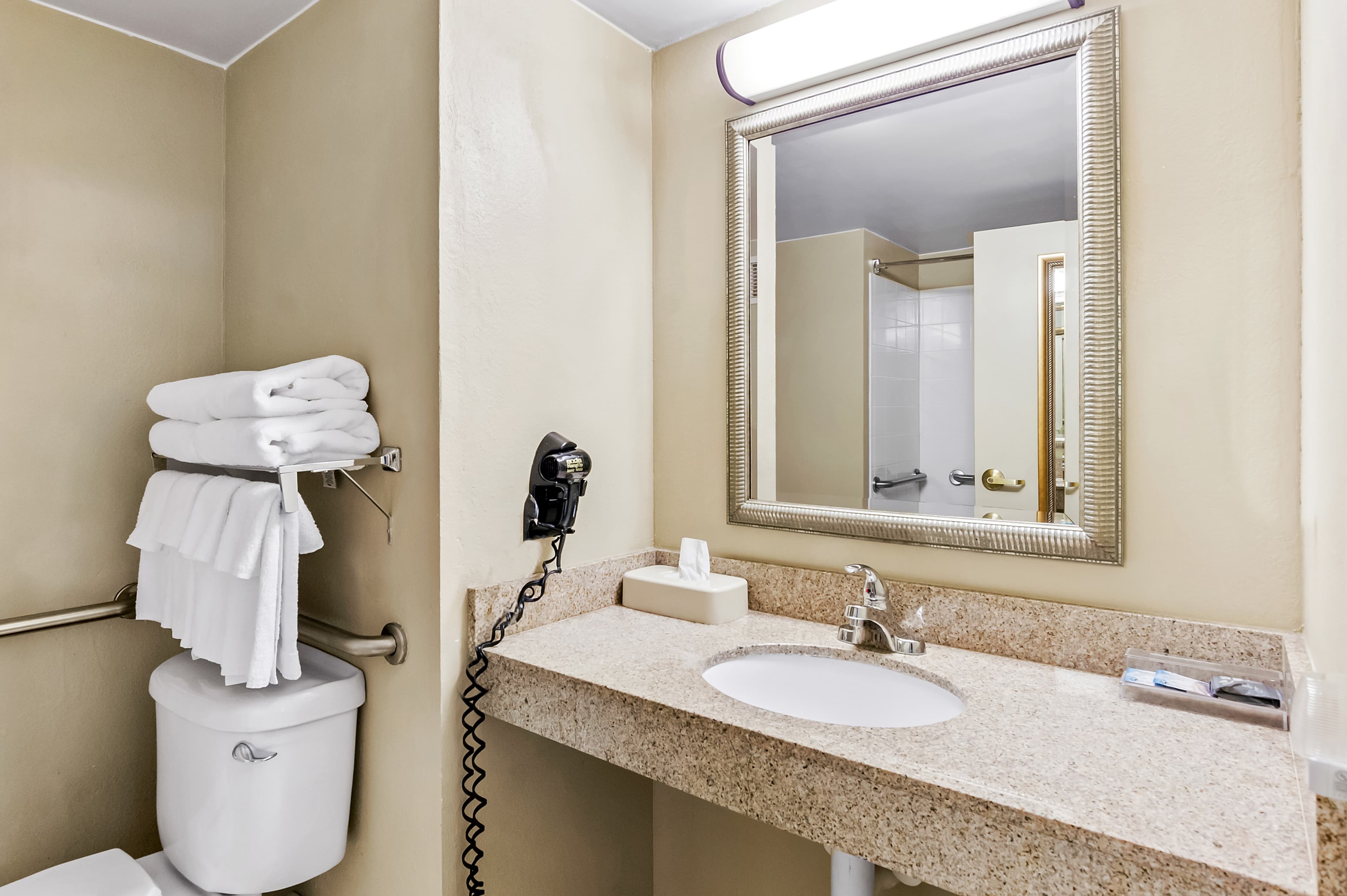 Country Inn & Suites by Radisson, Princeton, WV — 44