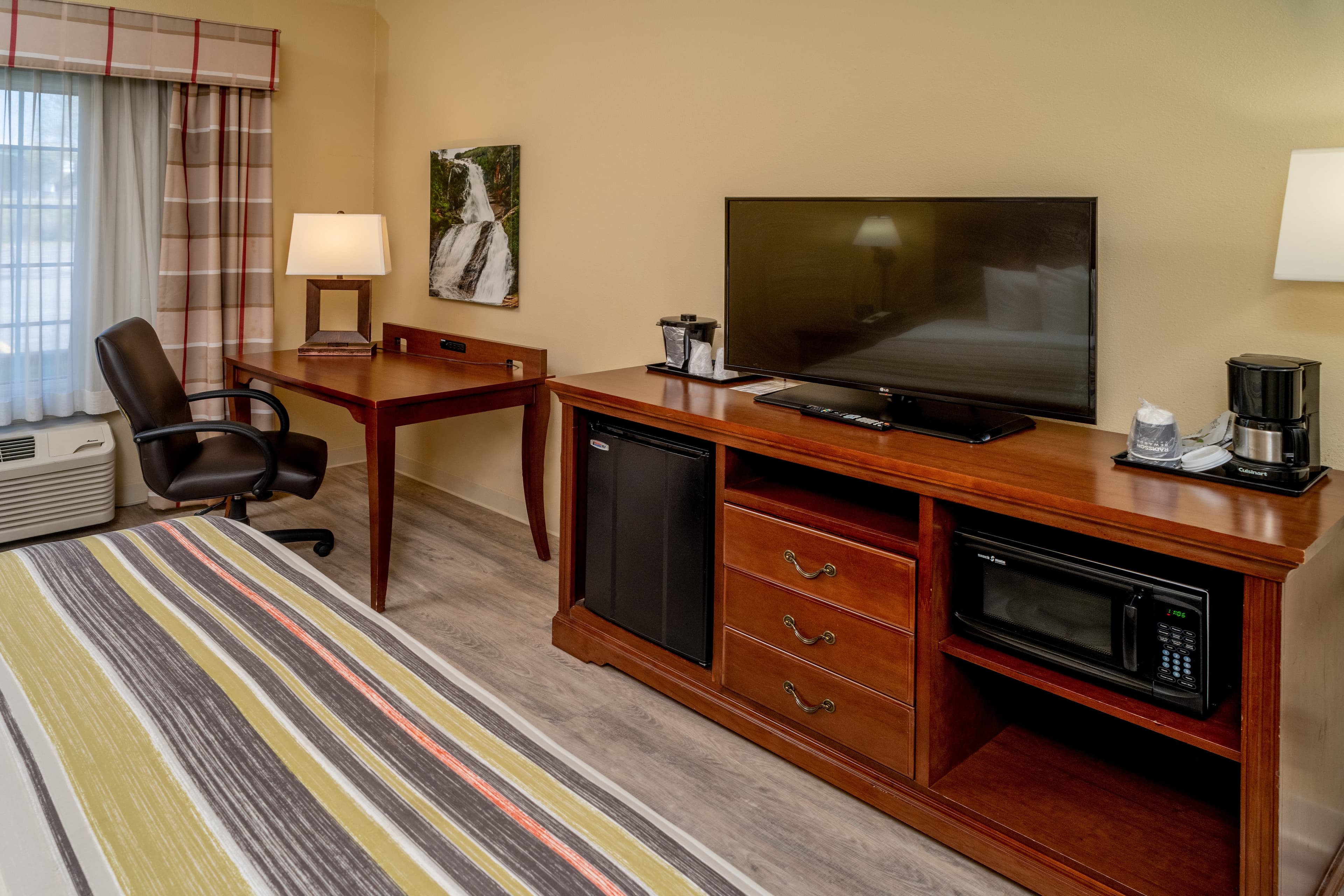 Country Inn & Suites By Radisson, Charleston South, WV - Image 3