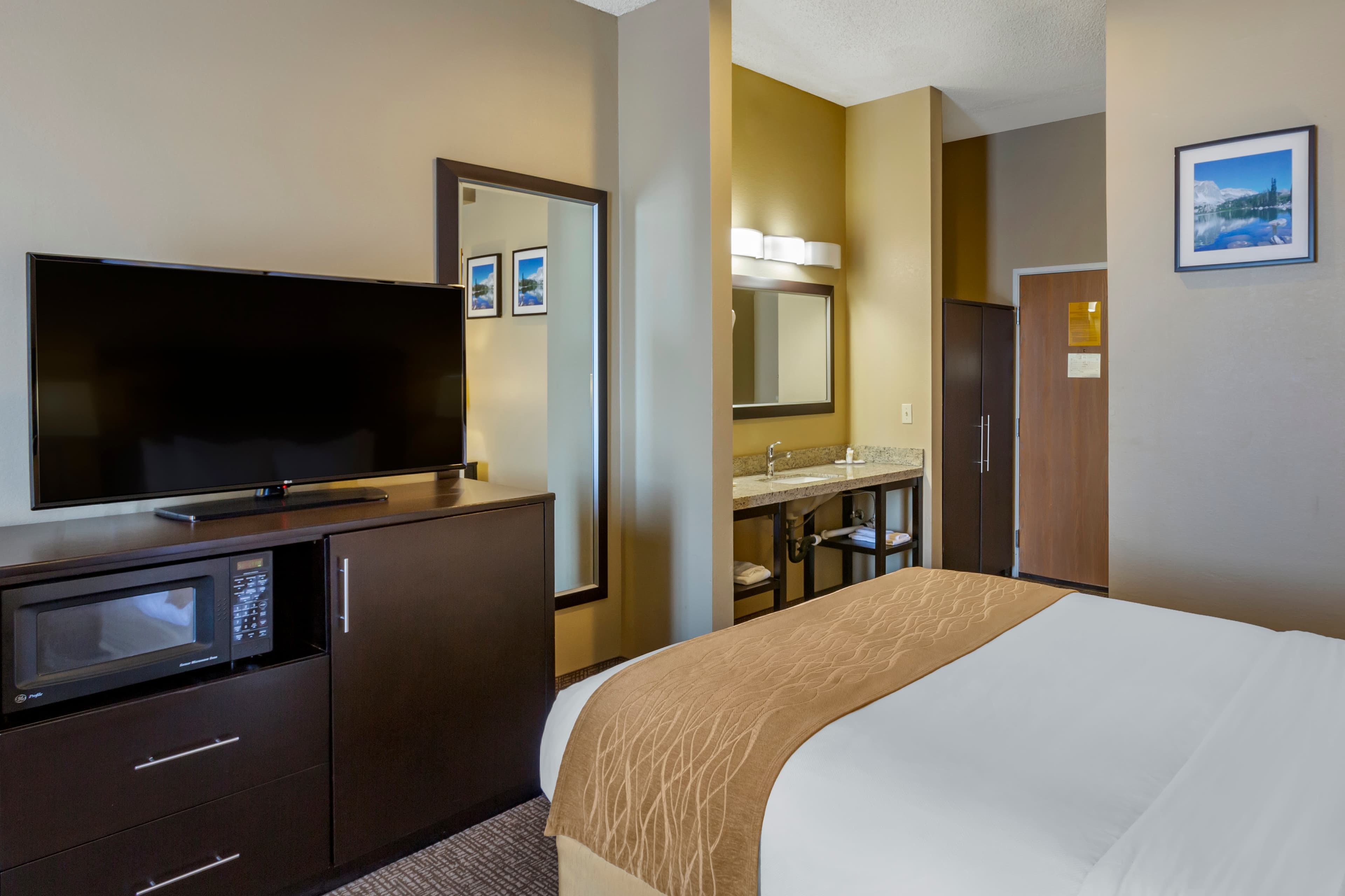 Comfort Inn Evanston I-80 — 8