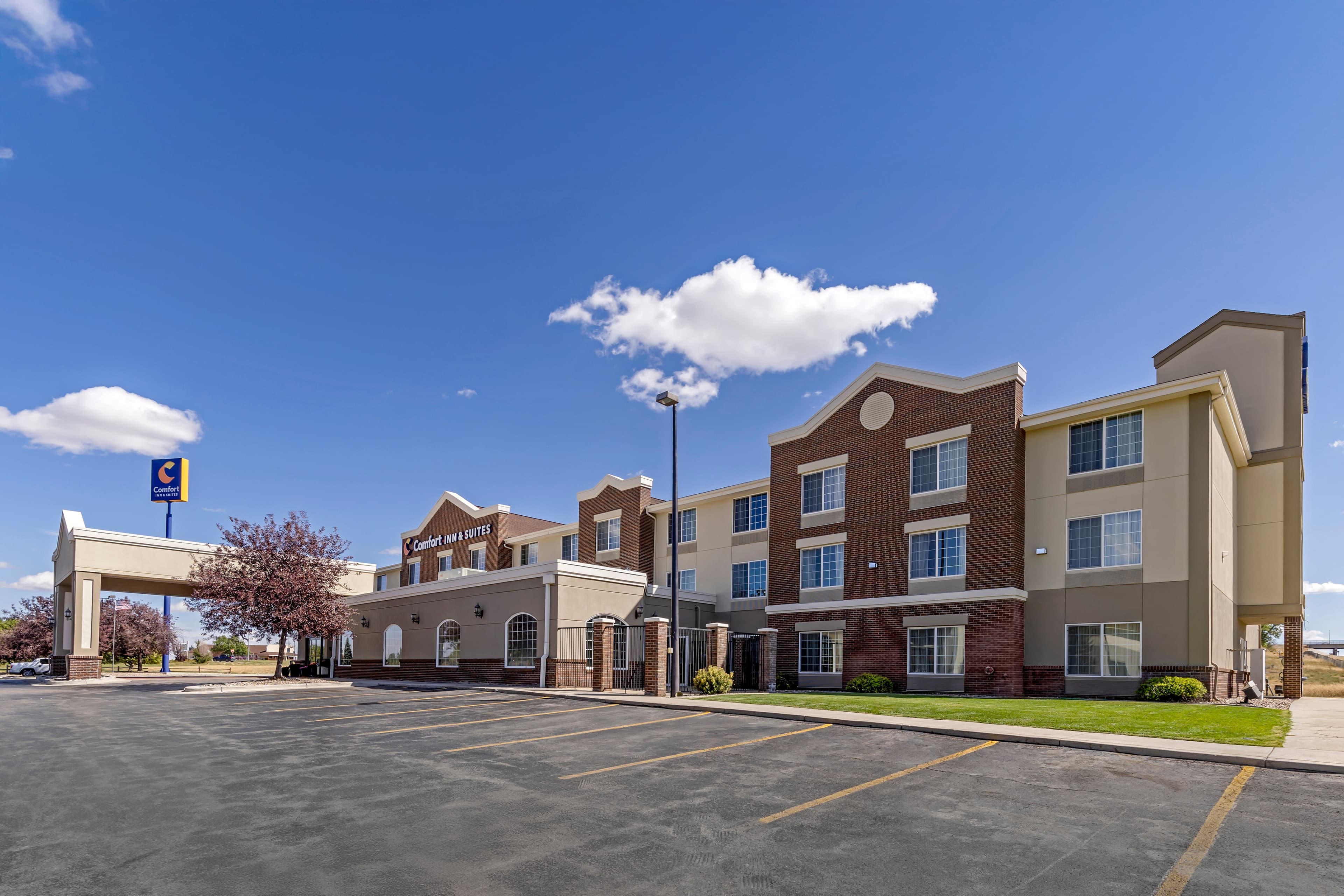 Comfort Inn & Suites Gillette near Campbell Medical Center - Image 1