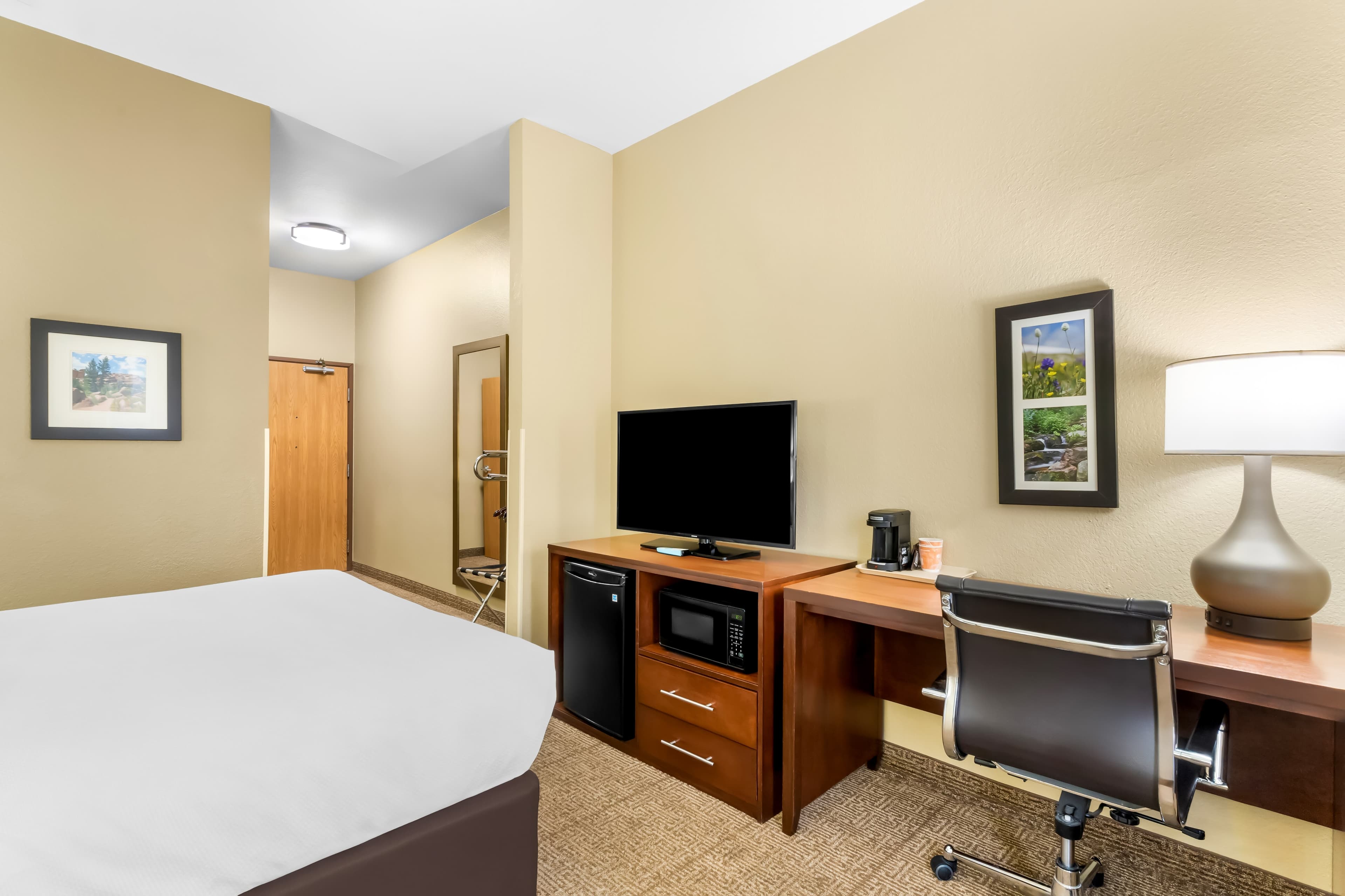 Comfort Inn & Suites Near University of Wyoming - Image 4