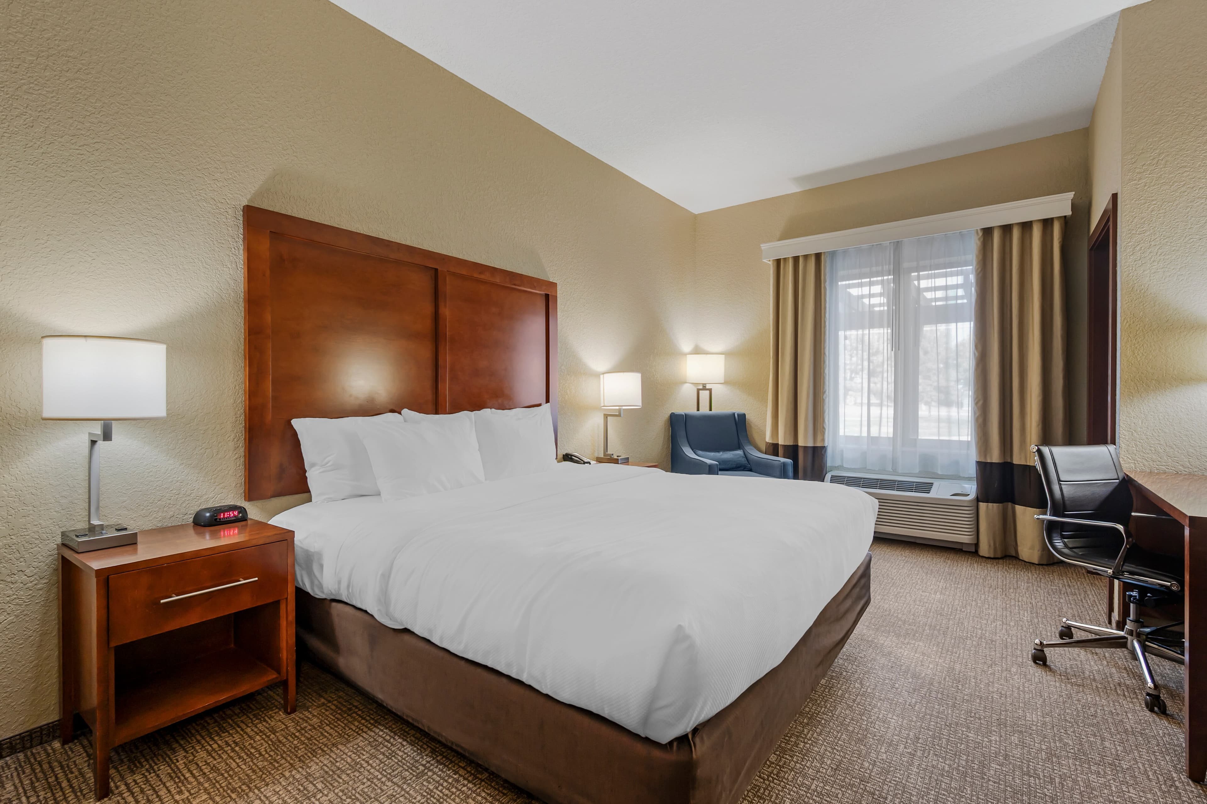 Comfort Inn & Suites - Image 2