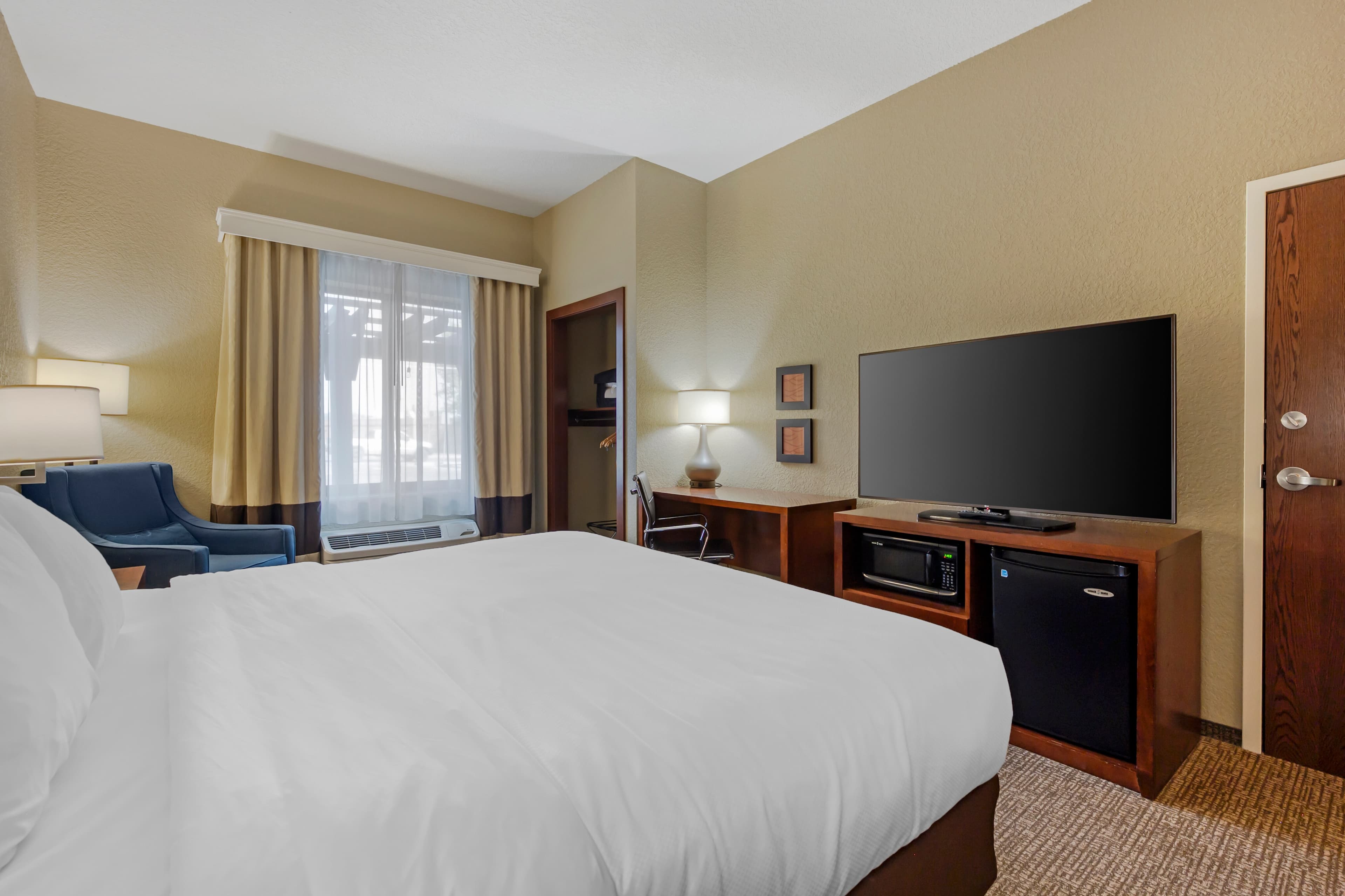 Comfort Inn & Suites - Image 3