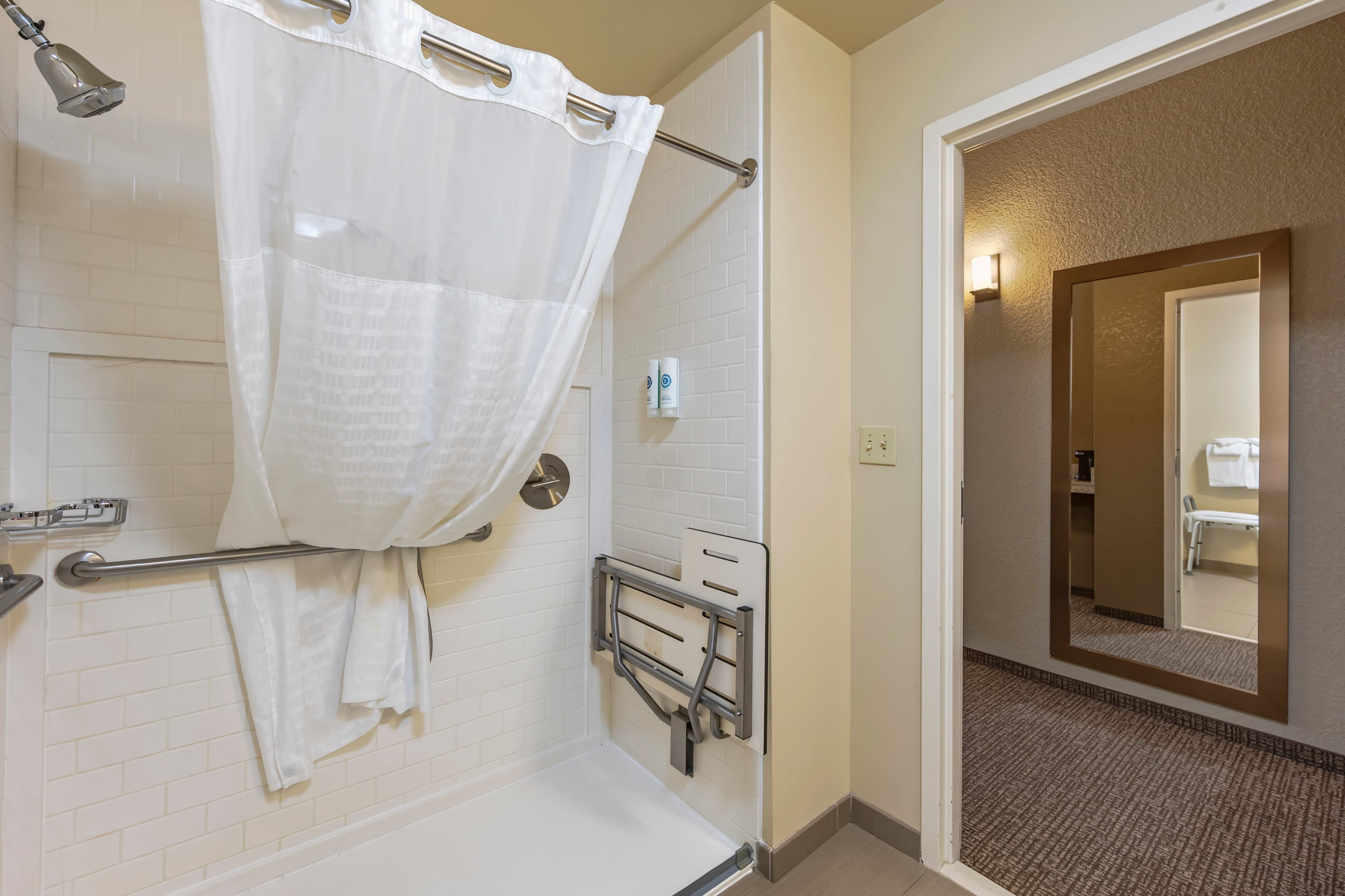 Comfort Inn & Suites - Image 4