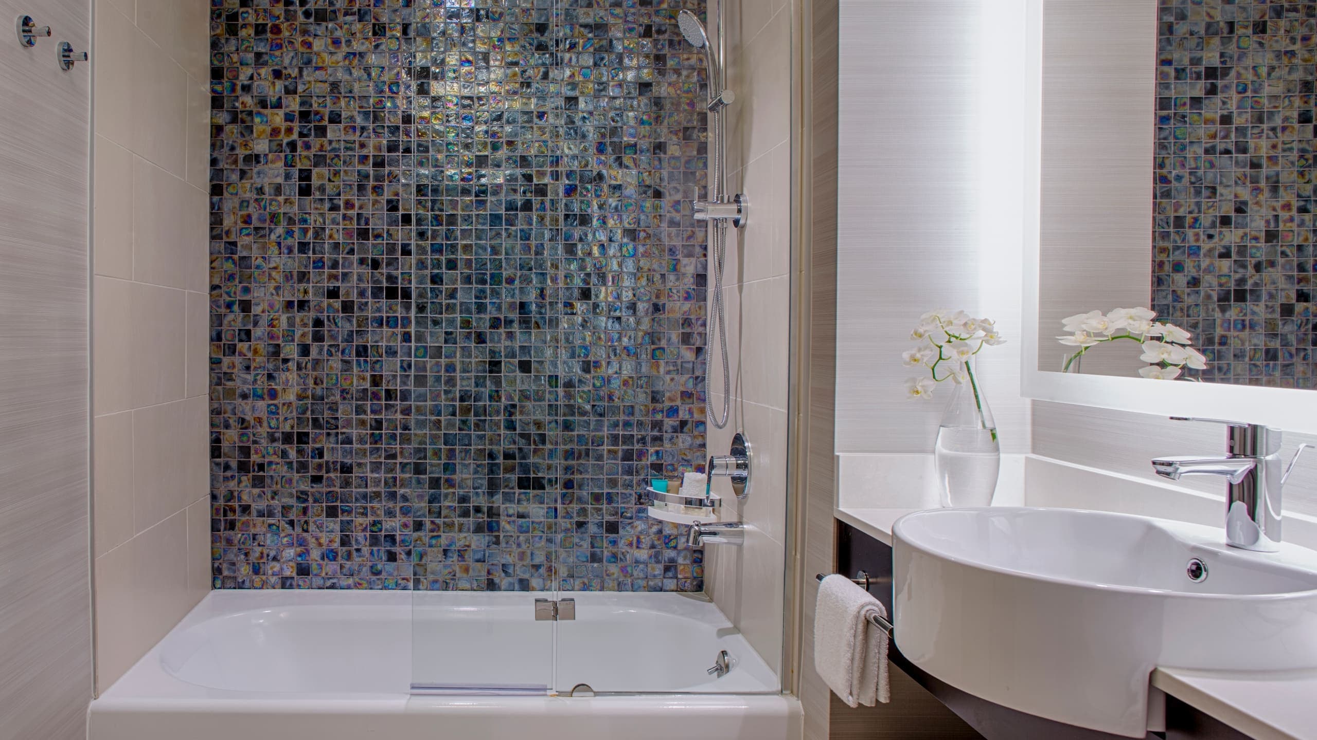 2 Queen Beds - Image 3