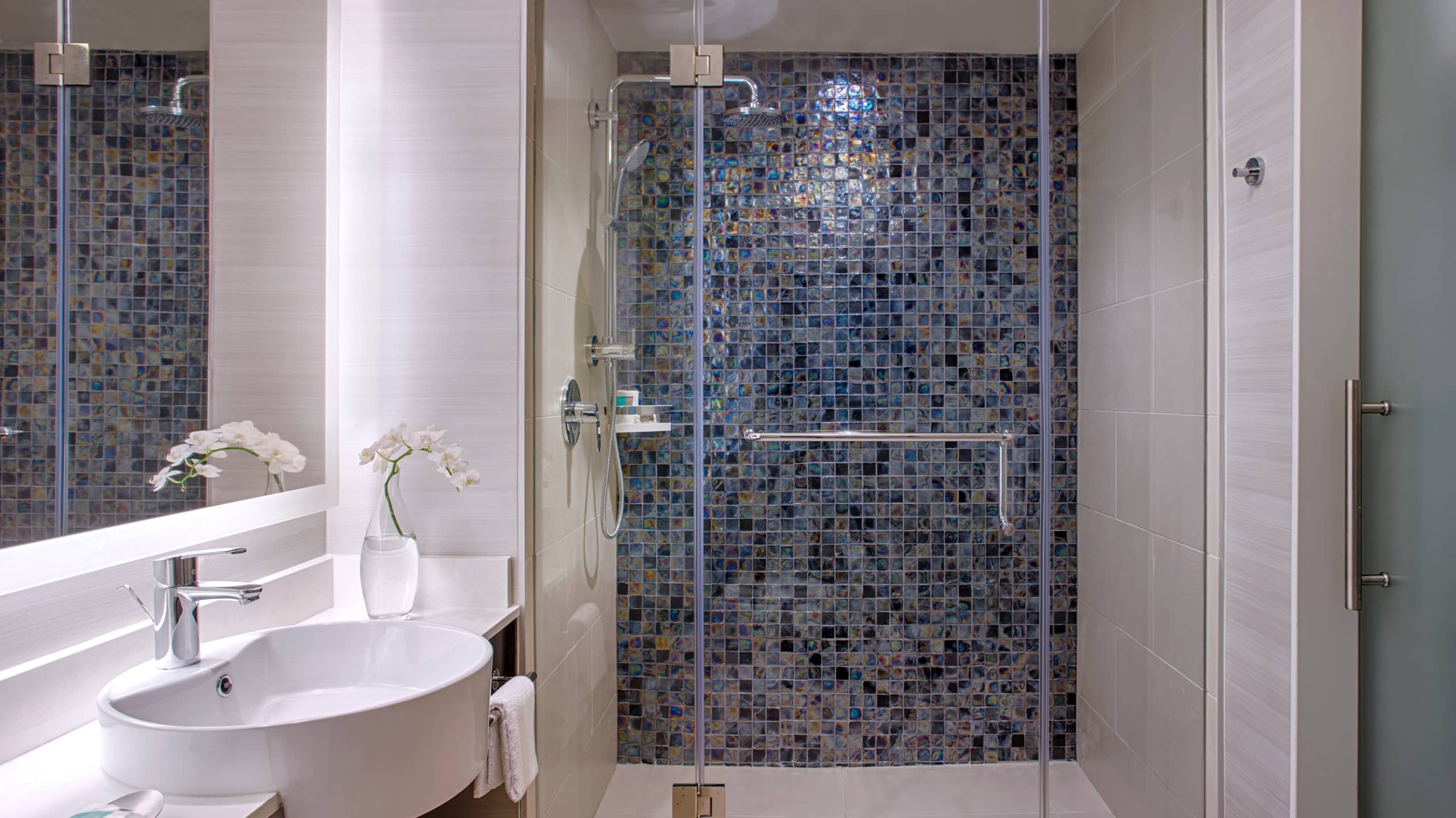 One King Bed - Image 3