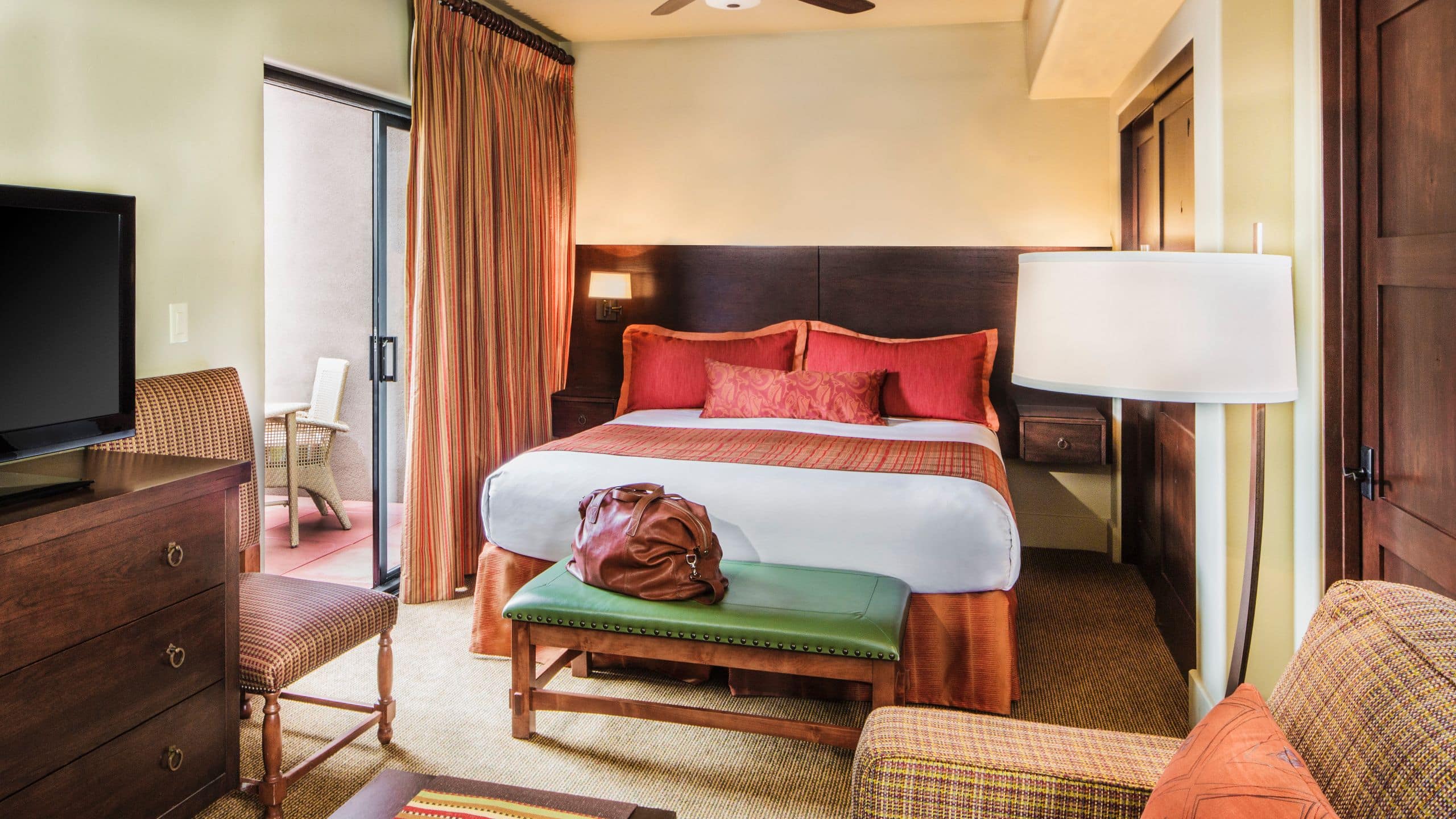 Studio, Connecting - Image 1