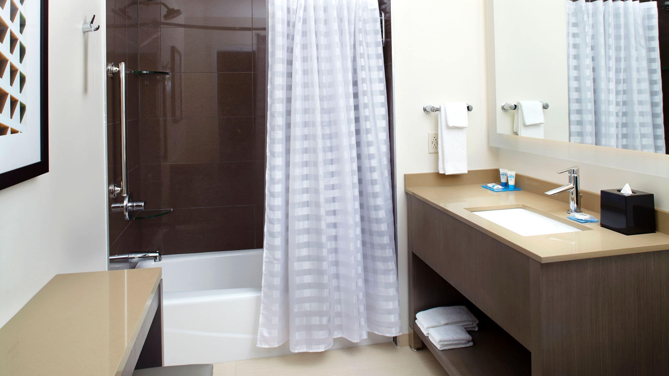 Two Queen Beds One-Bedroom Kitchen Suite (with Sofa Bed) - Image 3