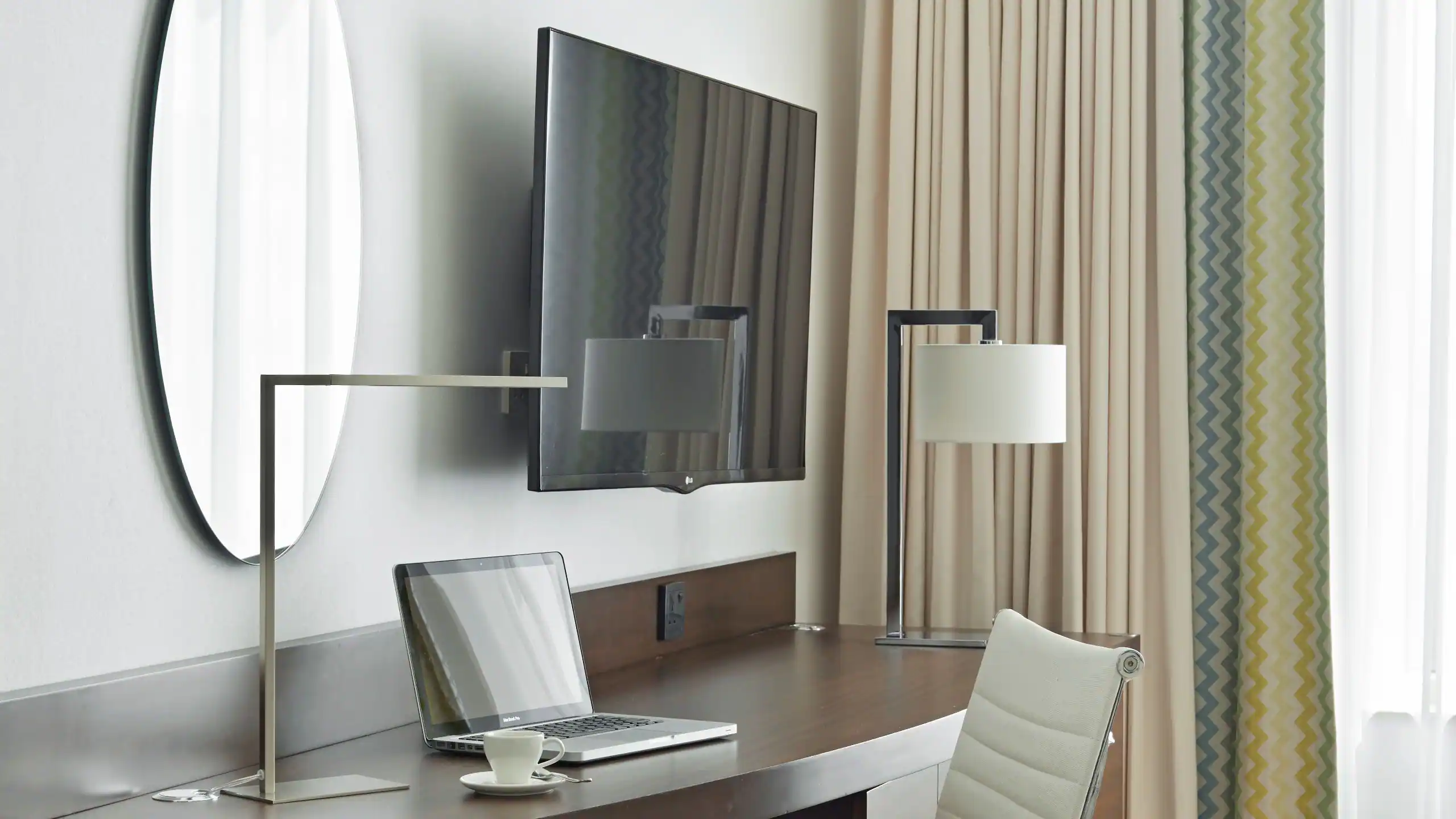 Hyatt Place Dubai Baniyas Square - Image 4