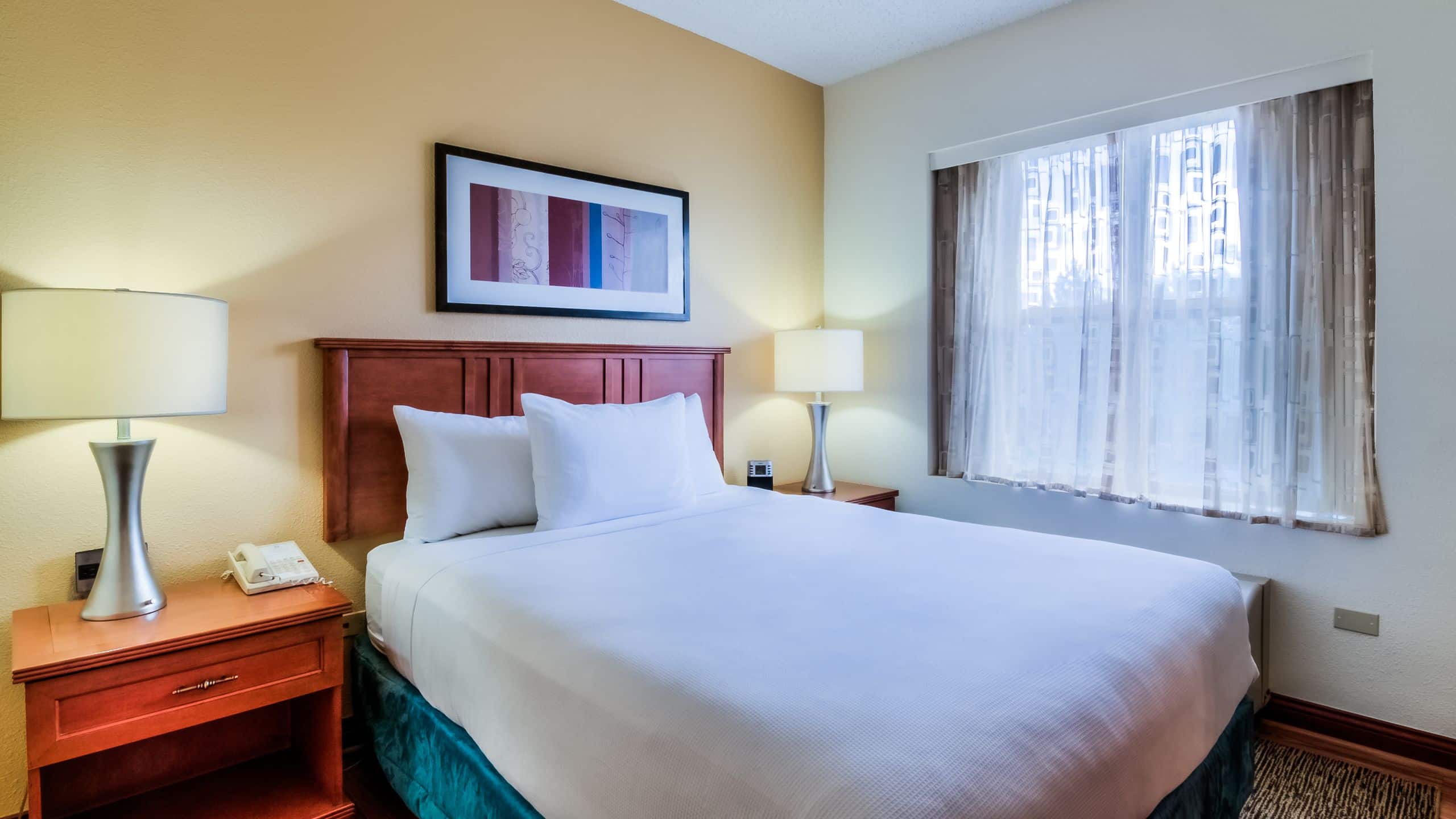One Bedroom Queen Suite - Image 2
