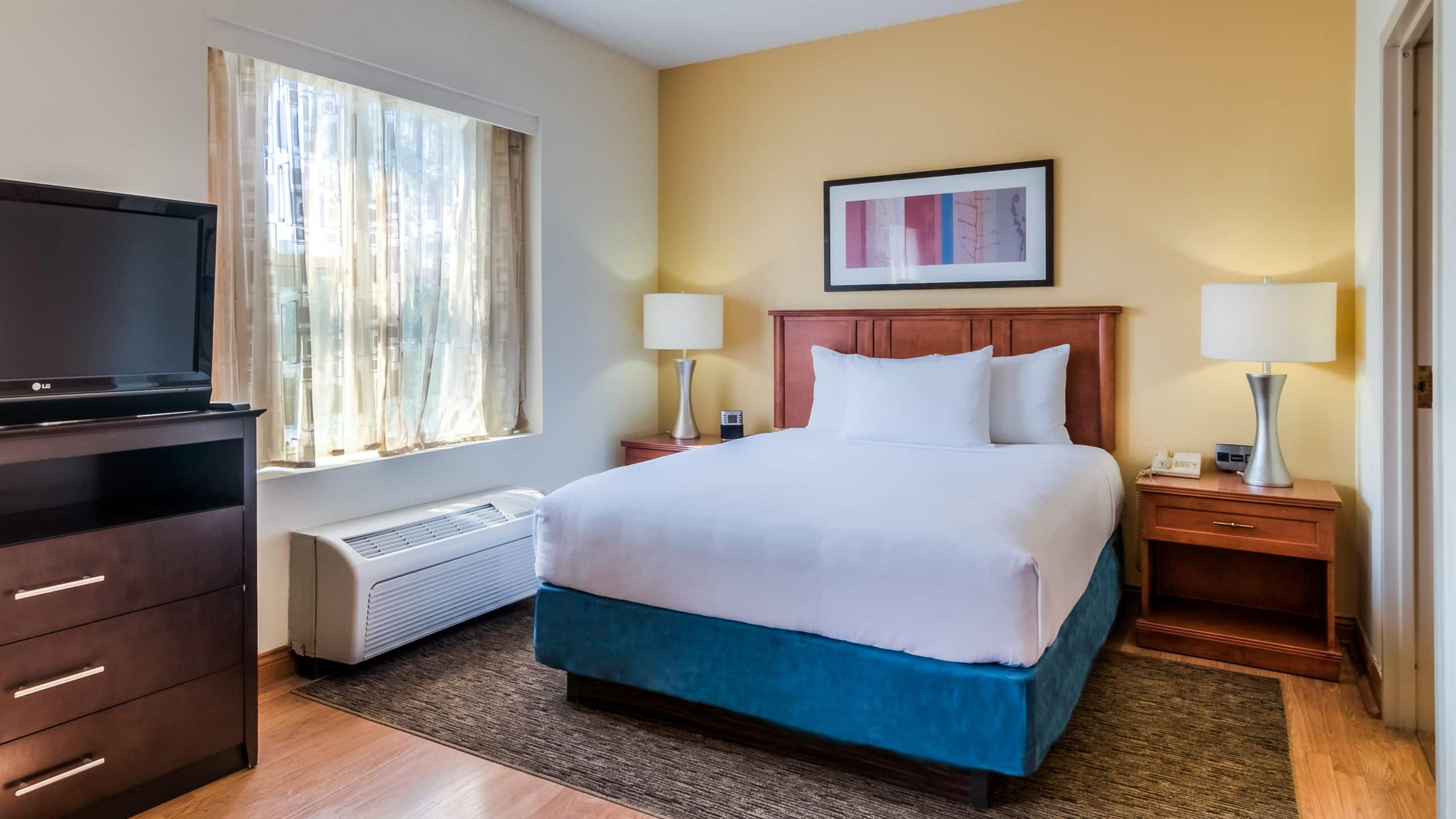 One Bedroom Queen Suite - Image 1