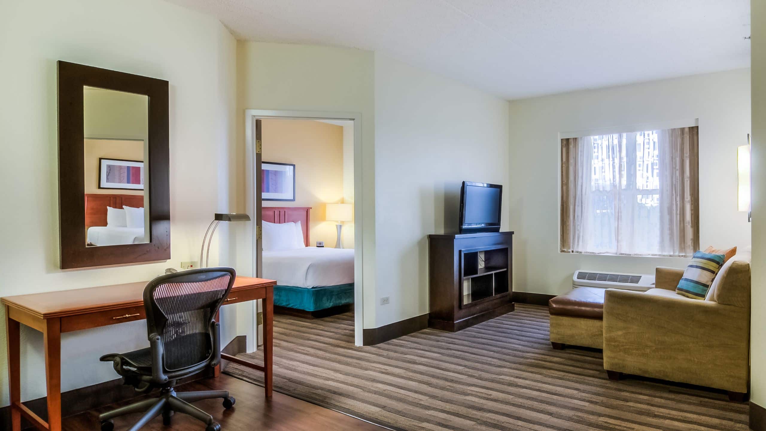 One Bedroom Queen Suite - Image 3